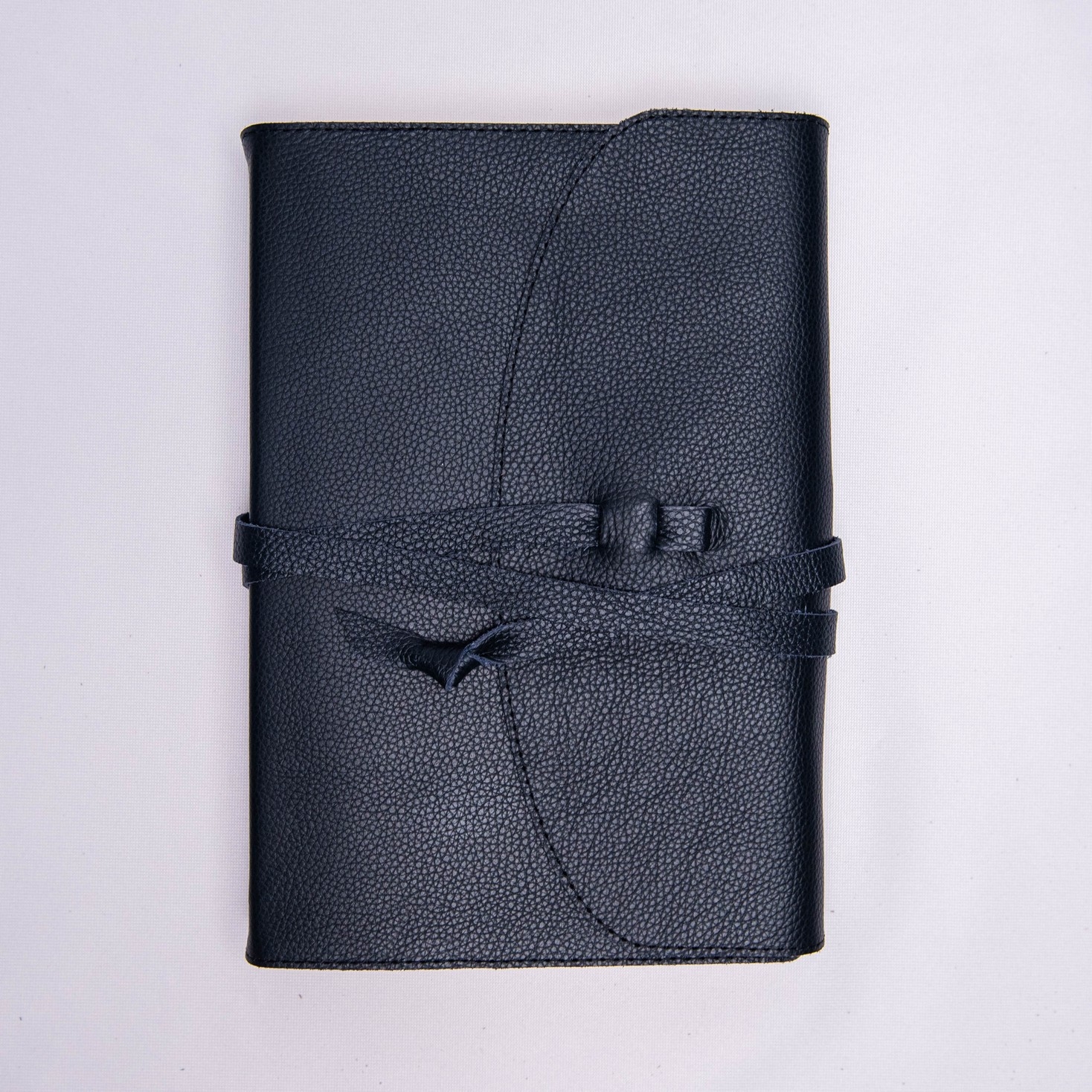 Biblie mare, piele, bleumarin, cu clapetă și șnur, index, margini aurii, cuv. Isus cu rosu  [SI 073 SNU]