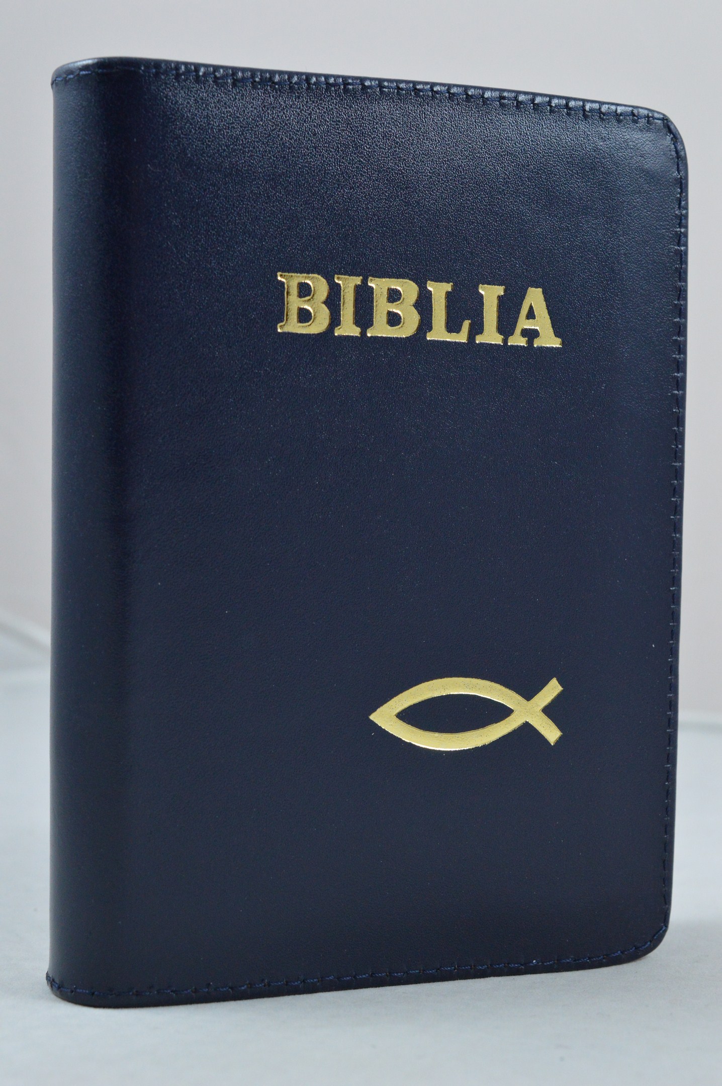 Biblia format mic, din piele, culoare albastru inchis, index, fermoar, margini argintii, cu peste, cuv. lui Isus in rosu [047 PFI]
