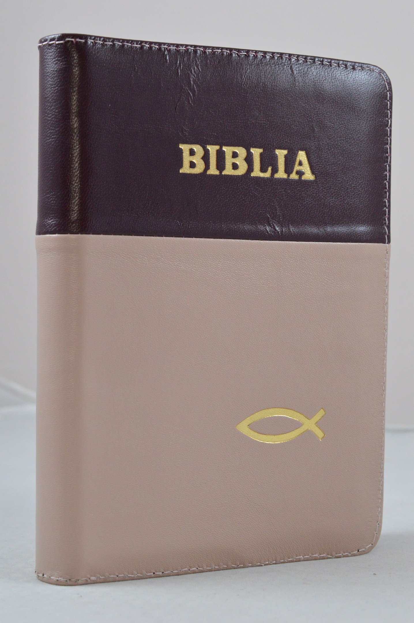 Biblia din piele, marime medie,  cappucino cu visiniu inchis, fermoar, simbol peste, cuv. lui Isus cu rosu [053]