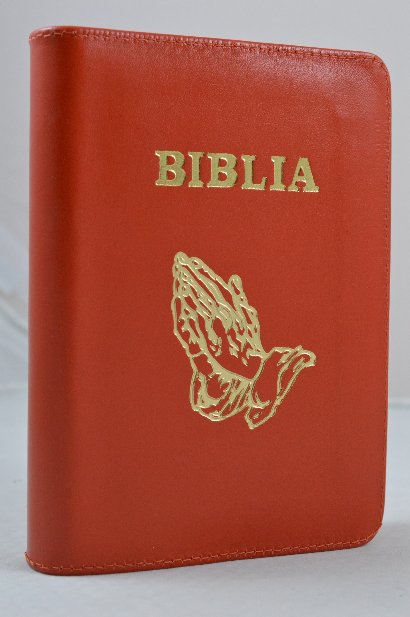 Biblia format mic, din piele, culoare rosu coral, fermoar, margini argintii, cu maini in ruga, cuv. lui Isus in rosu [047 PFI]