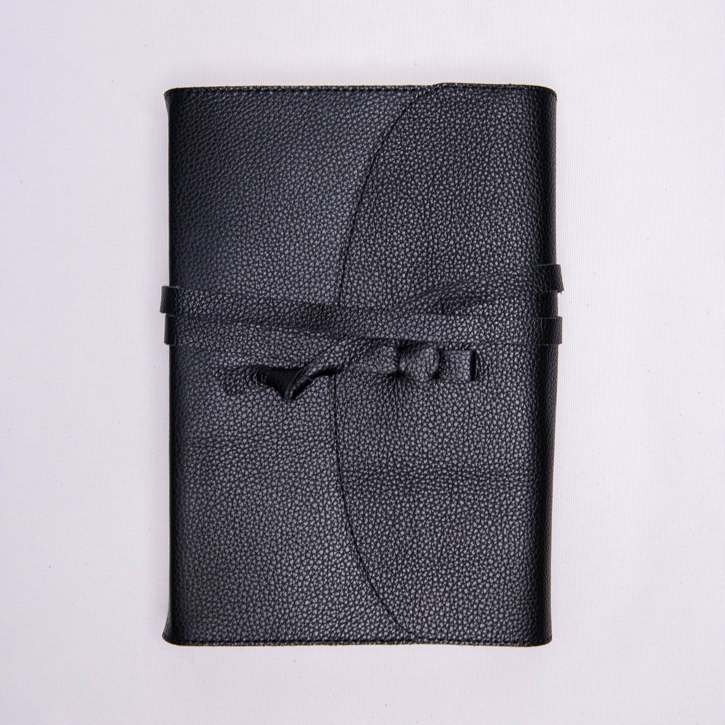 Biblie mare, piele, neagră, cu clapetă și șnur, index, margini argintii, cuv. Isus cu rosu  [SI 073 SNU]