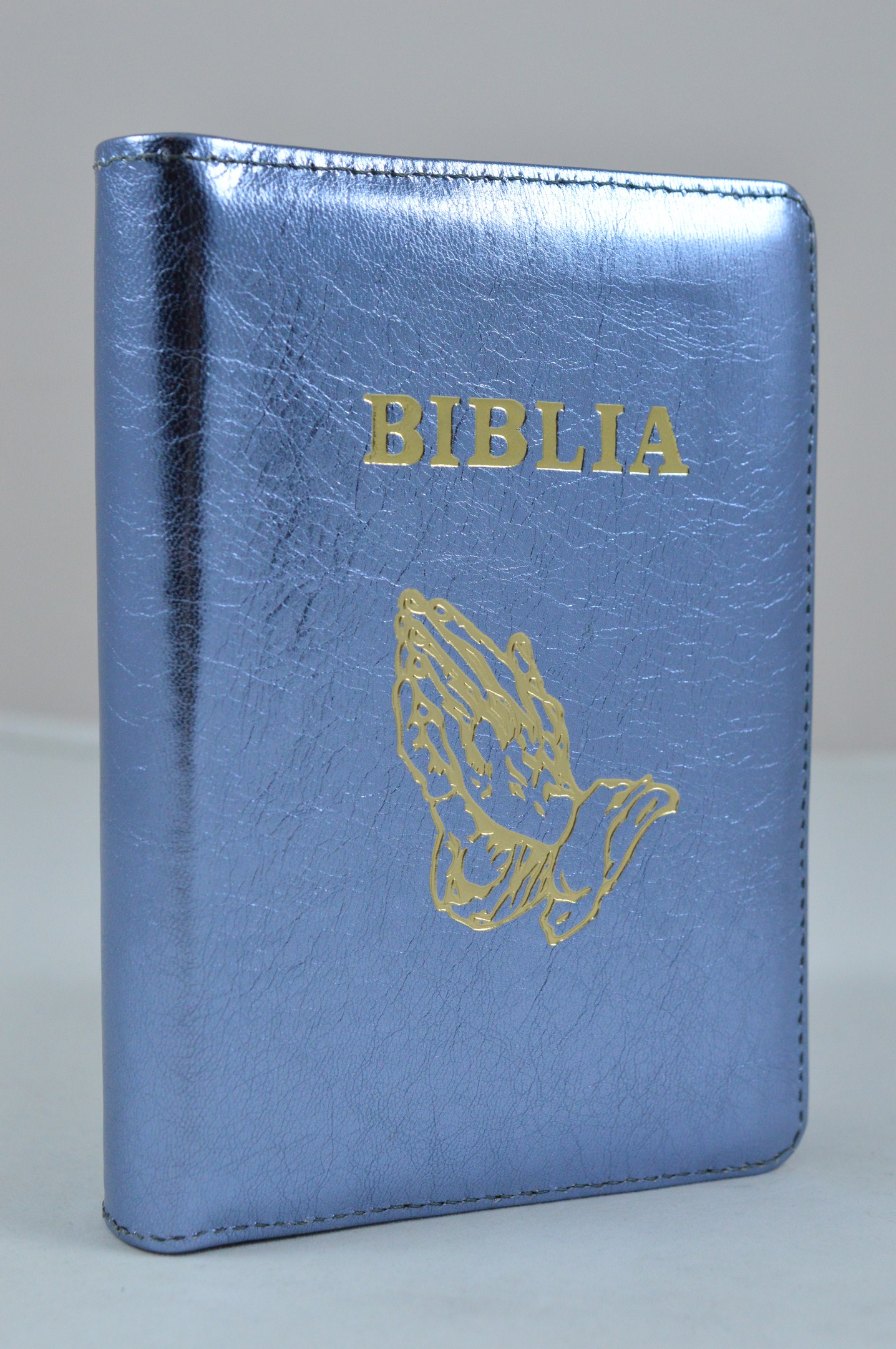 Biblie din piele, dimensiune mica, albastru sidefat, fermoar, simbol maini in rugaciune, cuv. lui Isus in rosu [043 A]