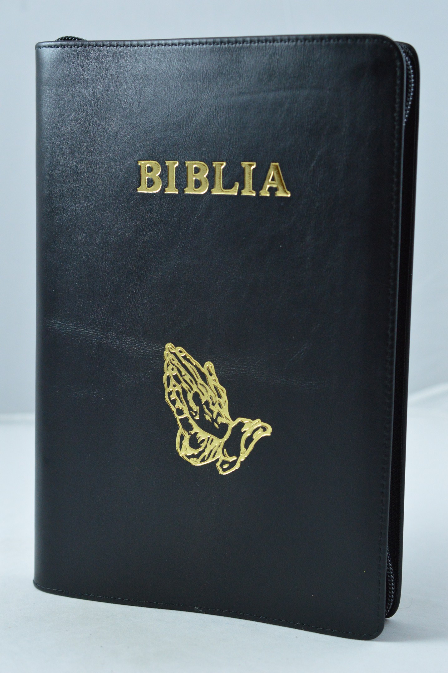 Biblia mare, coperta piele, neagra, fermoar, cu maini in ruga gravate  [VS 073 PF]