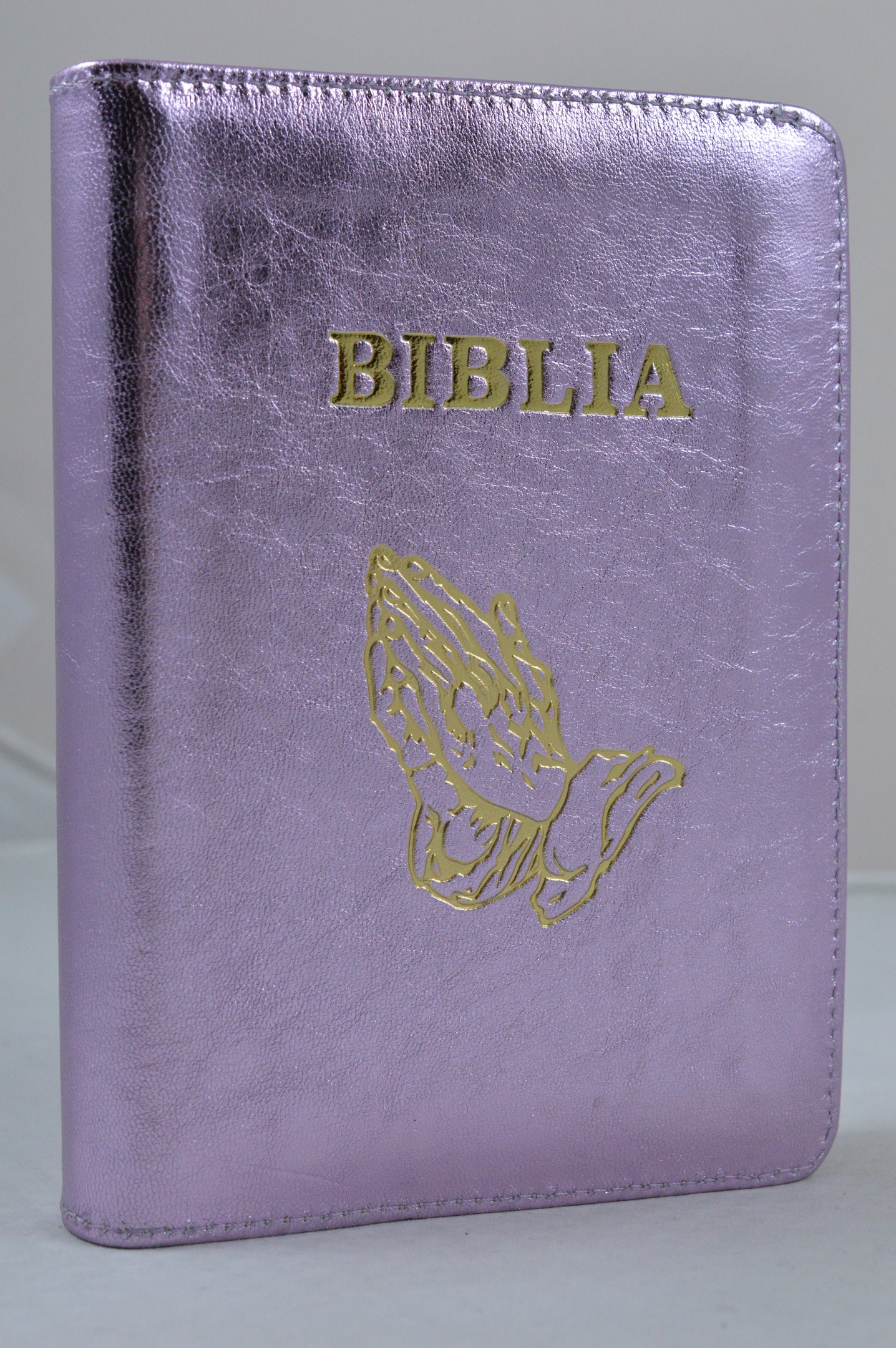 Biblia format mic, din piele, culoare roz deschis sidefat, fermoar, margini argintii, cu maini in ruga, cuv. lui Isus in rosu [047 PFI]