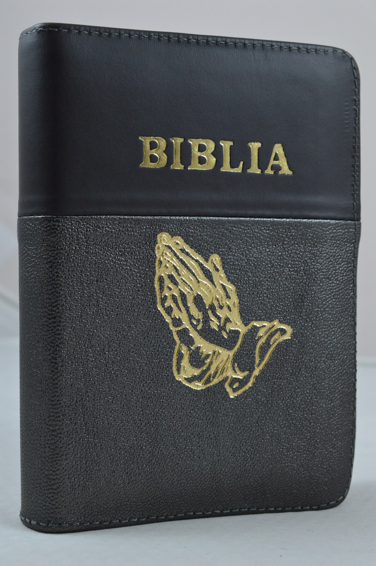 Biblia format mic, din piele, culoare gri inchis cu negru, fermoar, margini argintii, cu maini in ruga, cuv. lui Isus in rosu [047 PFI]