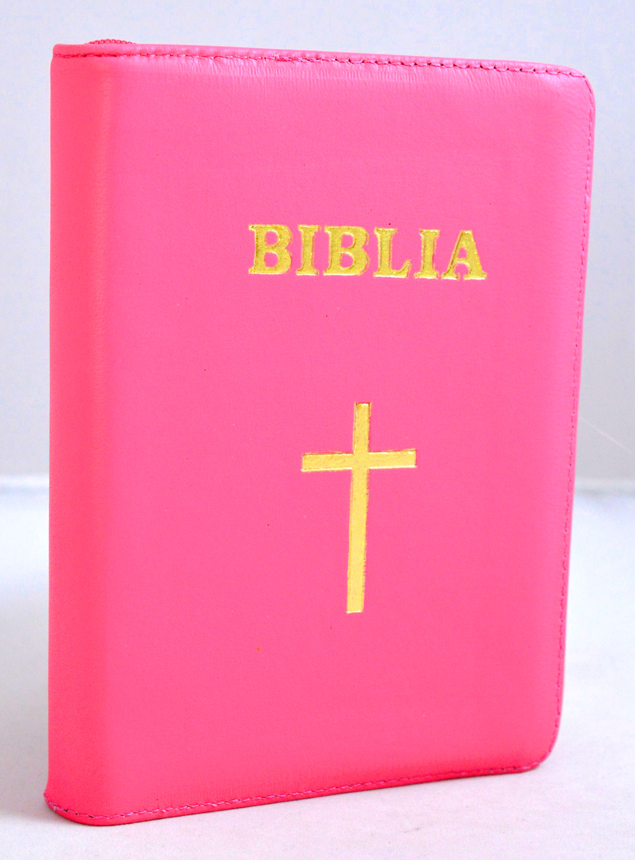 Biblia format mic, din piele, culoare roz bombon, index, fermoar, margini argintii, simbol cruce, cuv. lui Isus in rosu [047 PFI]