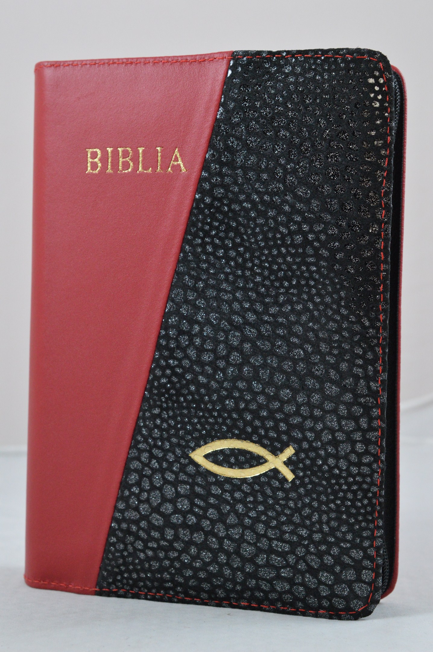 Biblia din piele, marime medie, rosu inchis cu negru si imprimeu argintiu, fermoar, simbol peste, cuv. lui Isus cu rosu [053]