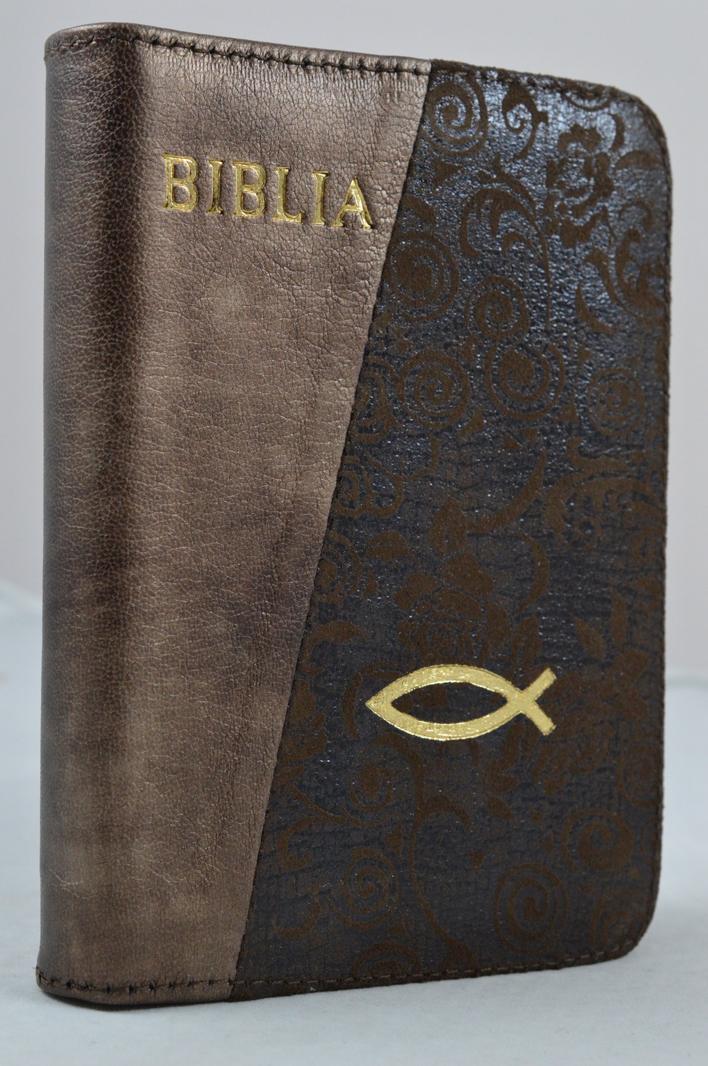 Biblia format mic, din piele, culoare nuanta maro/maro floral , index, fermoar, margini argintii, cu peste, cuv. lui Isus in rosu [047 PFI]