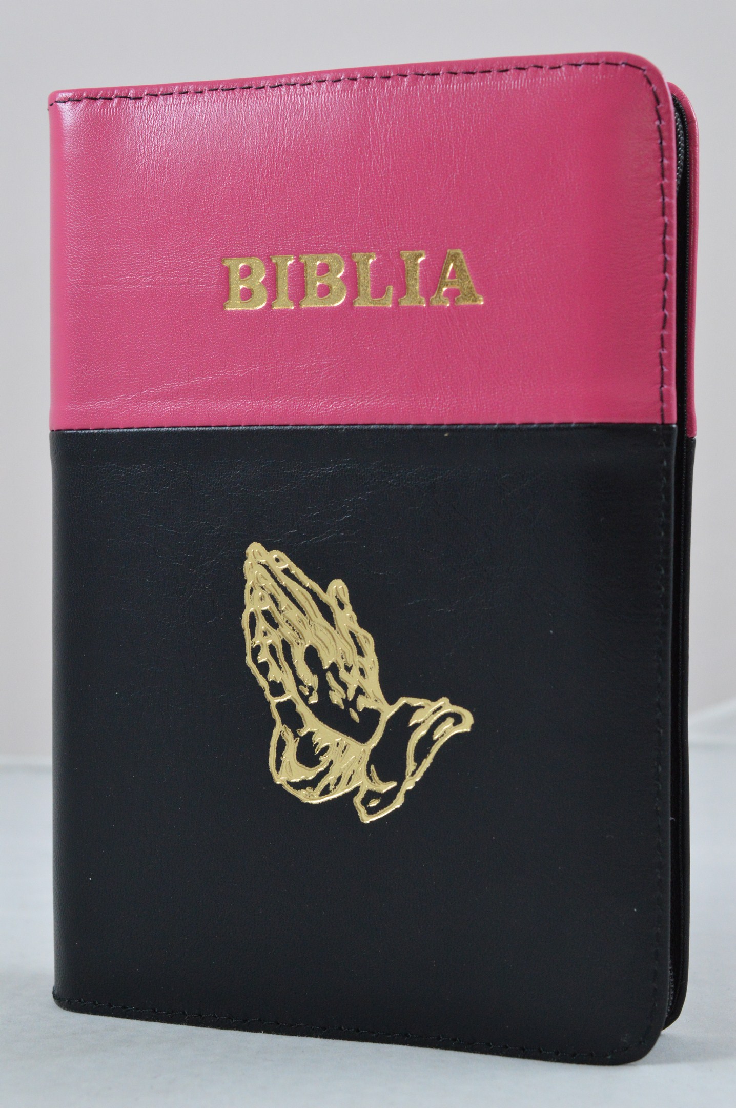 Biblia din piele, marime medie,  negru cu roz , fermoar, simbol maini in ruga, cuv. lui Isus cu rosu [053]