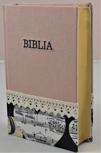 Biblia handmade, marime medie, coperta cartonata textila, roz pal/motiv muzical, margini aurii [SI 052 HM]