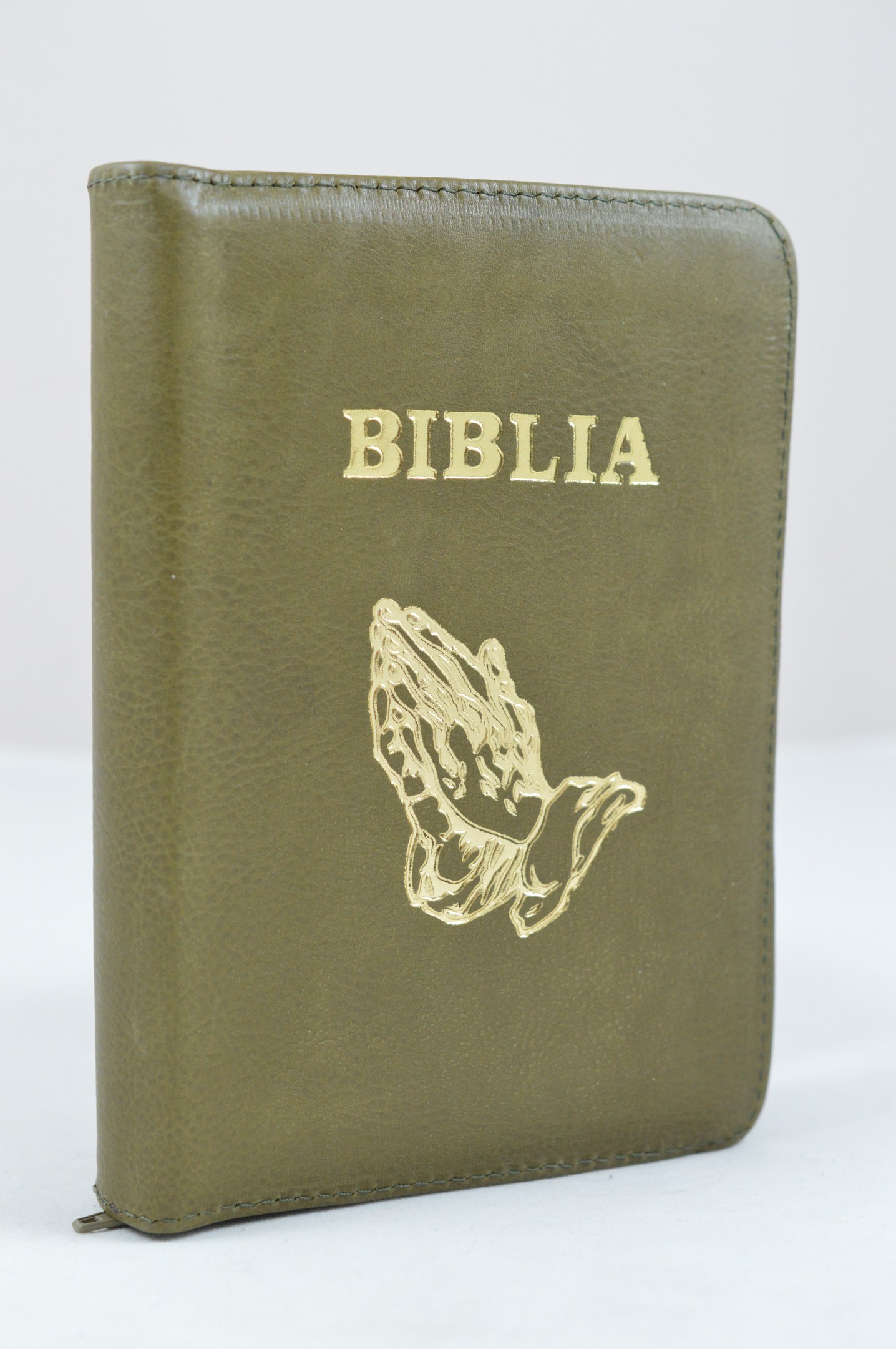 Biblie din piele, dimensiune mica,verde kaki, fermoar, simbol maini in rugaciune cuv. lui Isus in rosu [043 A]
