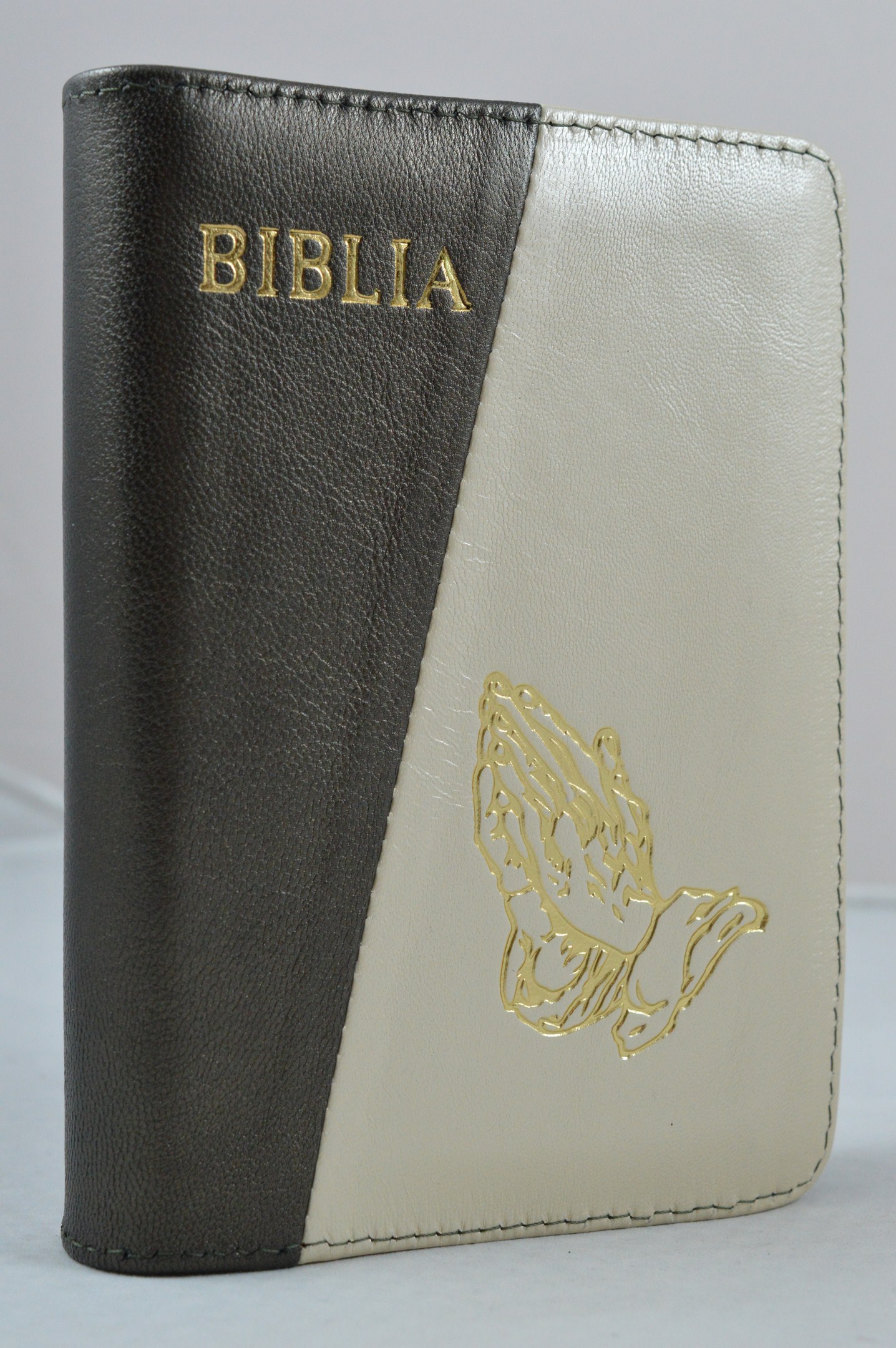 Biblia format mic, din piele, culoare maro-verzui sidefat /crem sidefat, fermoar, margini argintii, cu maini in ruga, cuv. lui Isus in rosu [047 PFI]