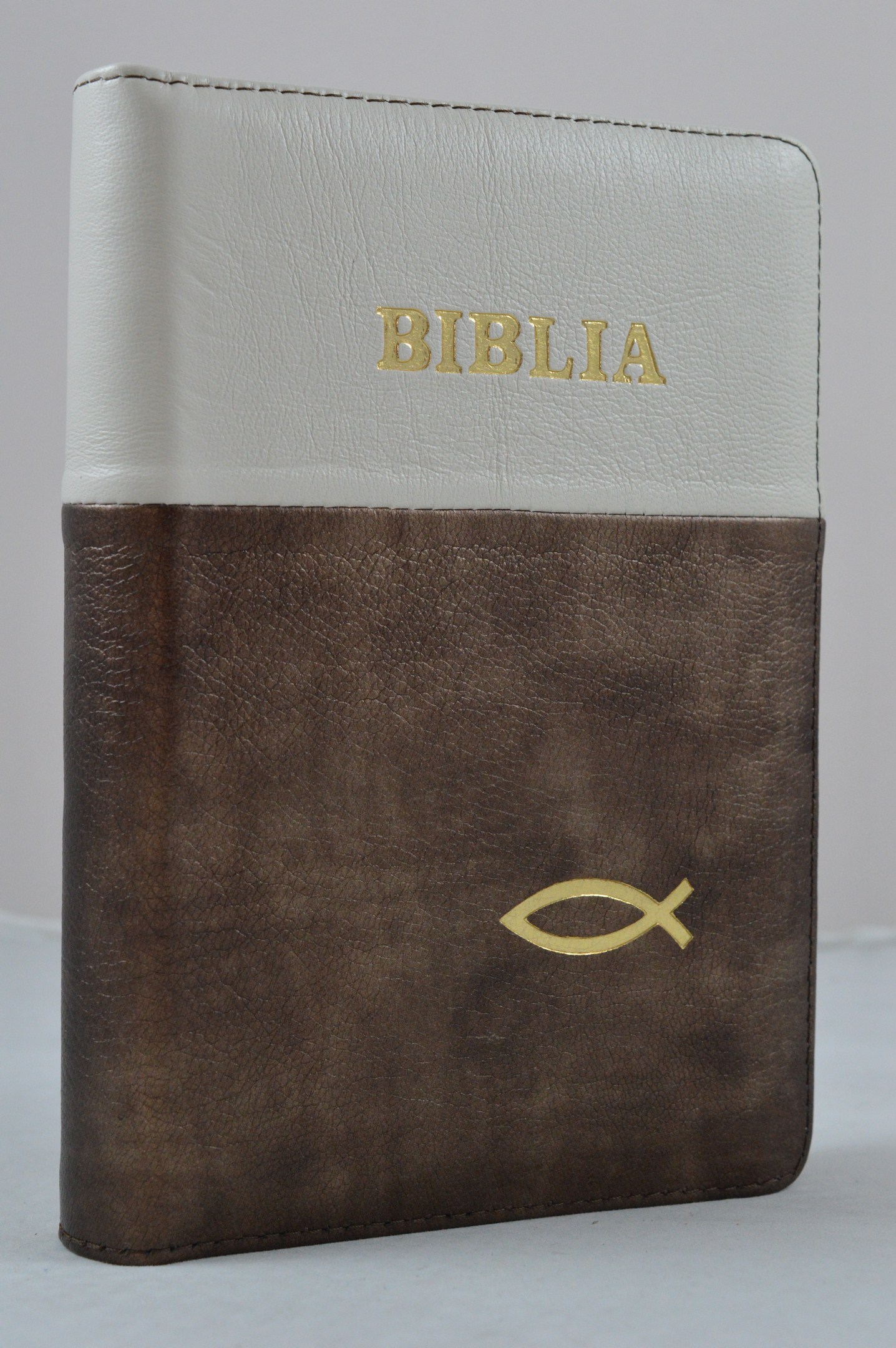 Biblia din piele, marime medie, nuante de maro cu crem, fermoar, simbol peste, cuv. lui Isus cu rosu [053]