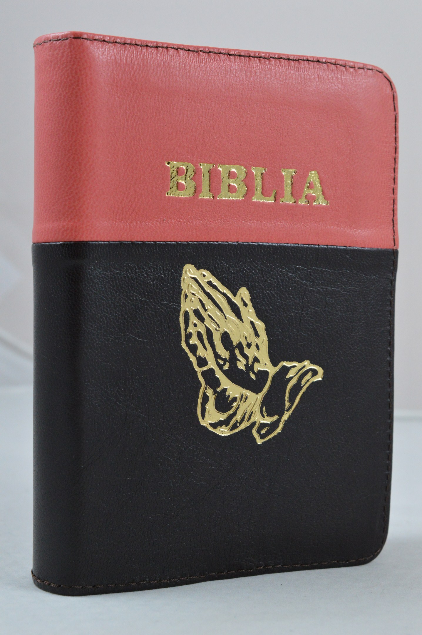 Biblia format mic, din piele, culoare maro inchis cu roz coral index, fermoar, margini argintii, cu maini in ruga, cuv. lui Isus in rosu [047 PFI]