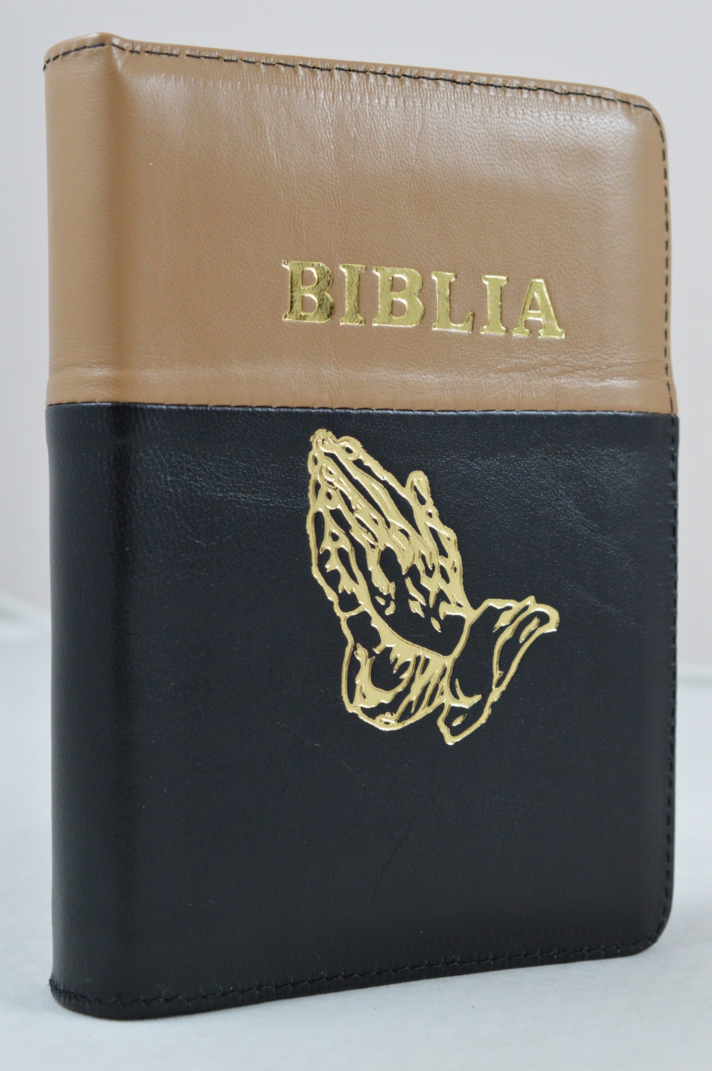 Biblia format mic, din piele, culoare negru cu cafeniu inchis index, fermoar, margini argintii, cu maini in ruga, cuv. lui Isus in rosu [047 PFI]