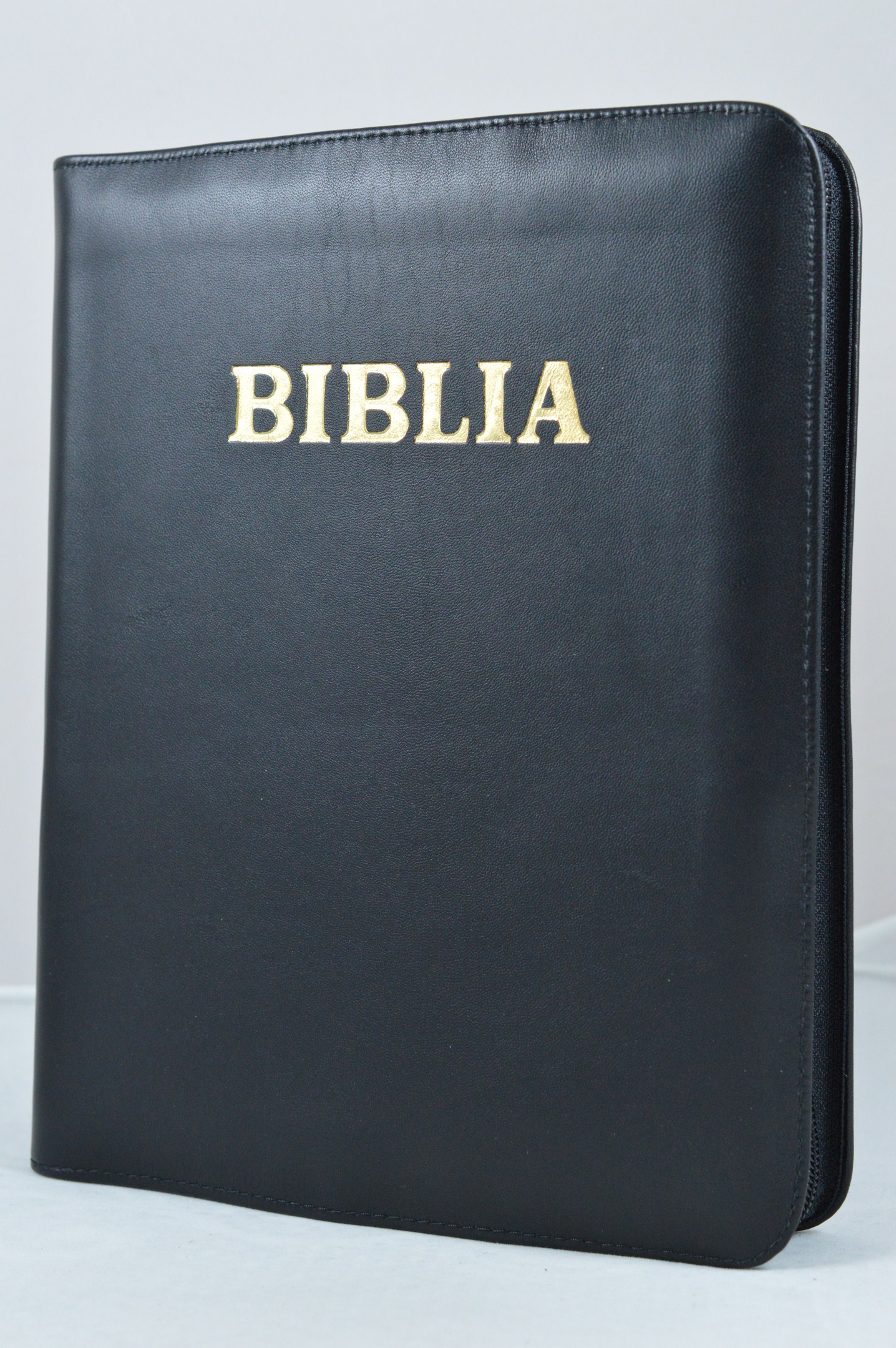 Biblia Ortodoxa - traducere Bartolomeu Anania, marime mare, coperta din piele, neagra, fermoar (cu aprobarea Sf. Sinod) Biblia Ortodoxa - traducere Bartolomeu Anania, marime mare, coperta din piele, neagra, fermoar (cu aprobarea Sf. Sinod)