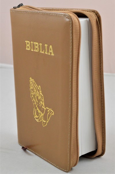 Biblie din piele, mica, maro , fermoar, margini albe, simbolul maini in ruga, fara cuv.lui Isus cu rosu [043 PF]