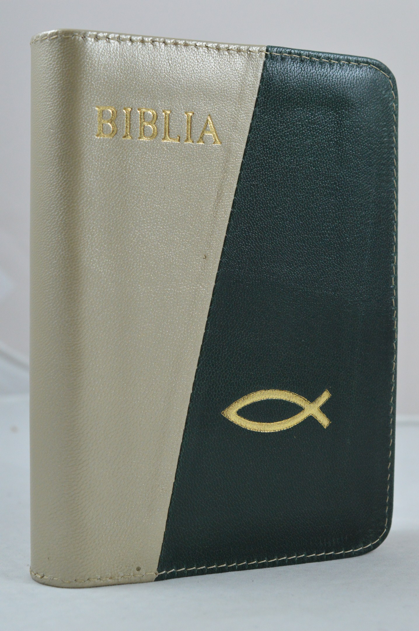 Biblia format mic, din piele, culoare crem sidefat/verde inchis , index, fermoar, margini argintii, cu peste, cuv. lui Isus in rosu [047 PFI]