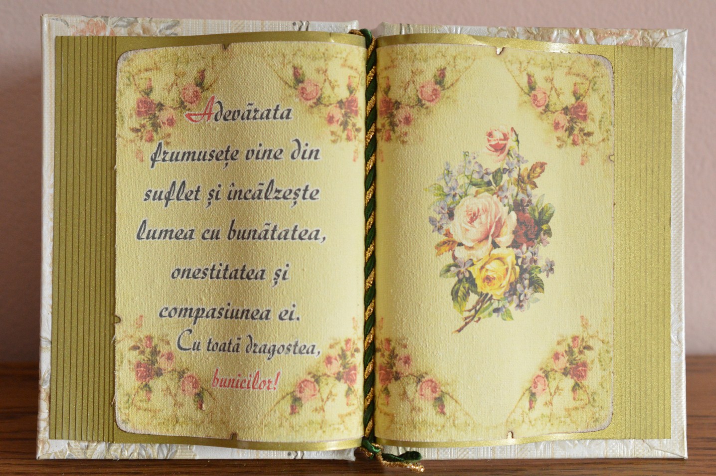 Carte decorativa - Adevarata frumusete vine din suflet... (14x21 cm) Carte decorativa - Adevarata frumusete vine din suflet... (14x21 cm)