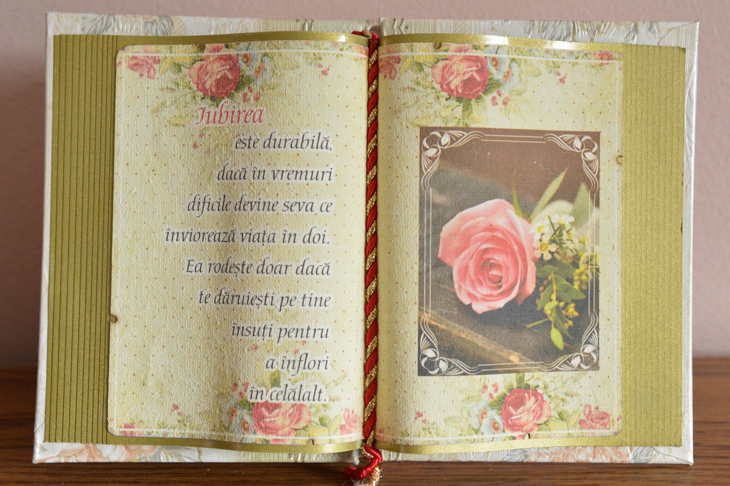 Carte decorativa - Iubirea este durabila... (14x21 cm) Carte decorativa - Iubirea este durabila... (14x21 cm)
