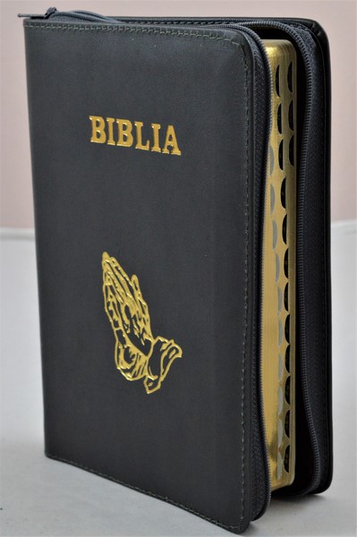 Biblie din piele, marime medie, gri inchis, simbol maini in rugaciune, fermoar, index, margini aurii, cuv. lui Isus cu rosu [SB 057 PFI]