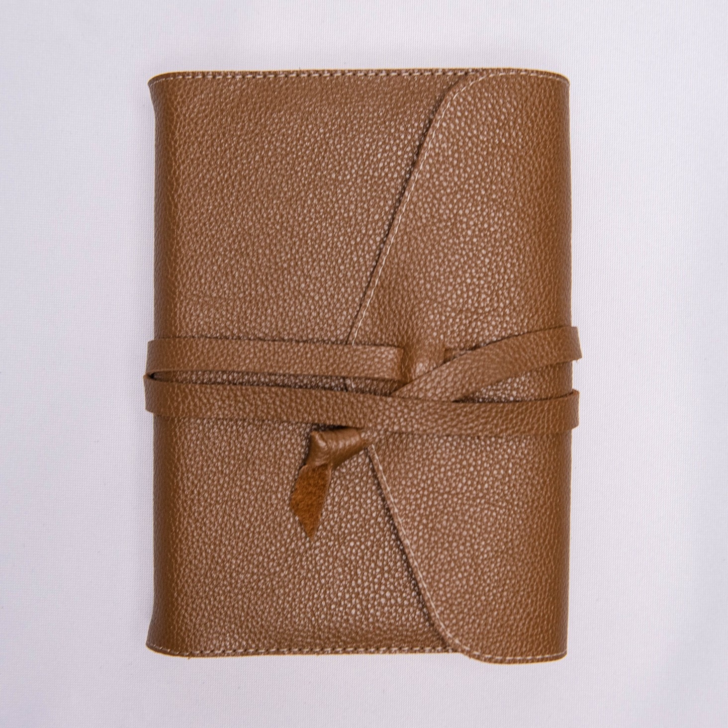 Biblia in husa handmade piele autentica, cu clapeta si snur, marime medie, light brown, index, margini aurii, cuv. lui Isus cu rosu [057 SNU]