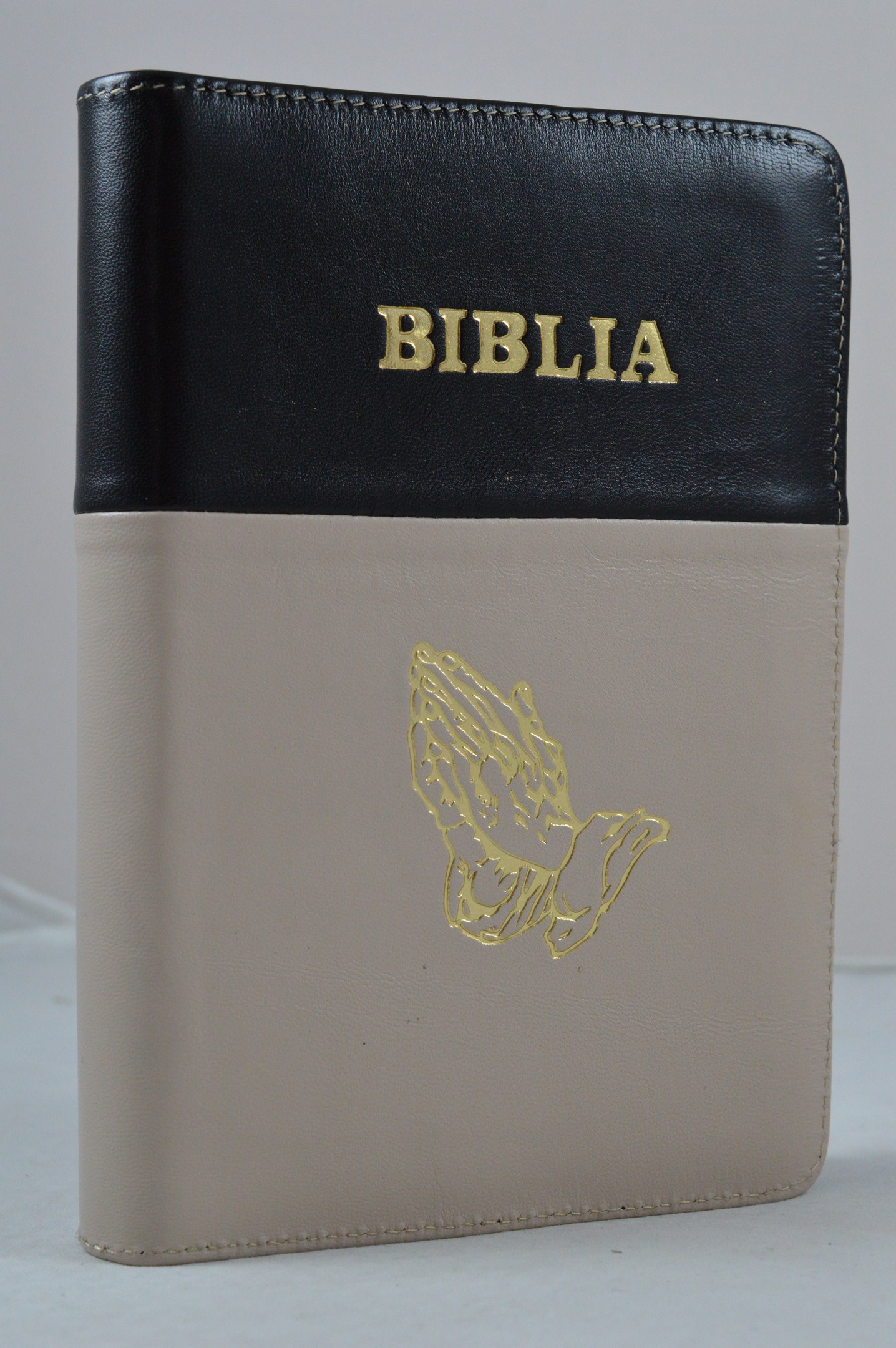 Biblia din piele, marime medie, crem cu negru, fermoar, simbol maini in ruga, cuv. lui Isus cu rosu [053]