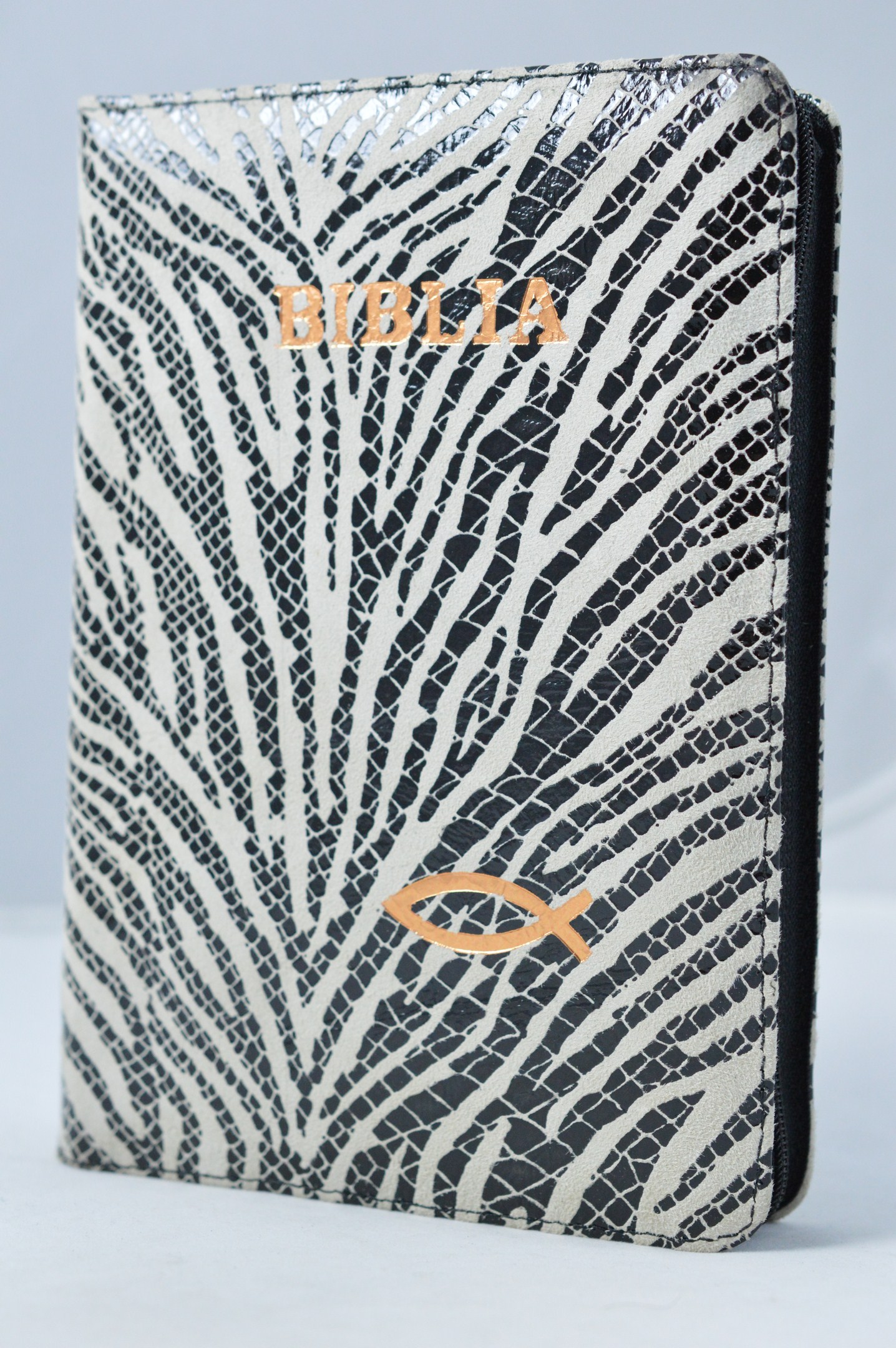 Biblia din piele, marime medie, negru / gri, fermoar, margini aurii, cu peste, cuv. lui Isus cu rosu [052]