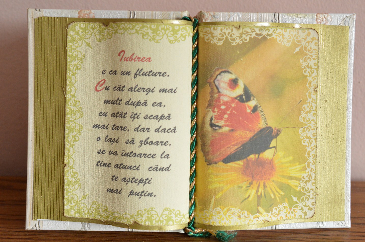 Carte decorativa - Iubirea e ca un fluture... (14x21 cm) Carte decorativa - Iubirea e ca un fluture... (14x21 cm)