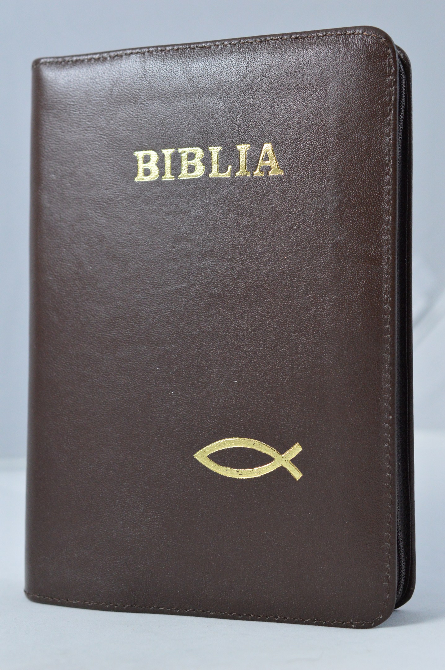 Biblia din piele, marime medie, maro inchis, fermoar, margini aurii, cu peste, cuv. lui Isus cu rosu [052]
