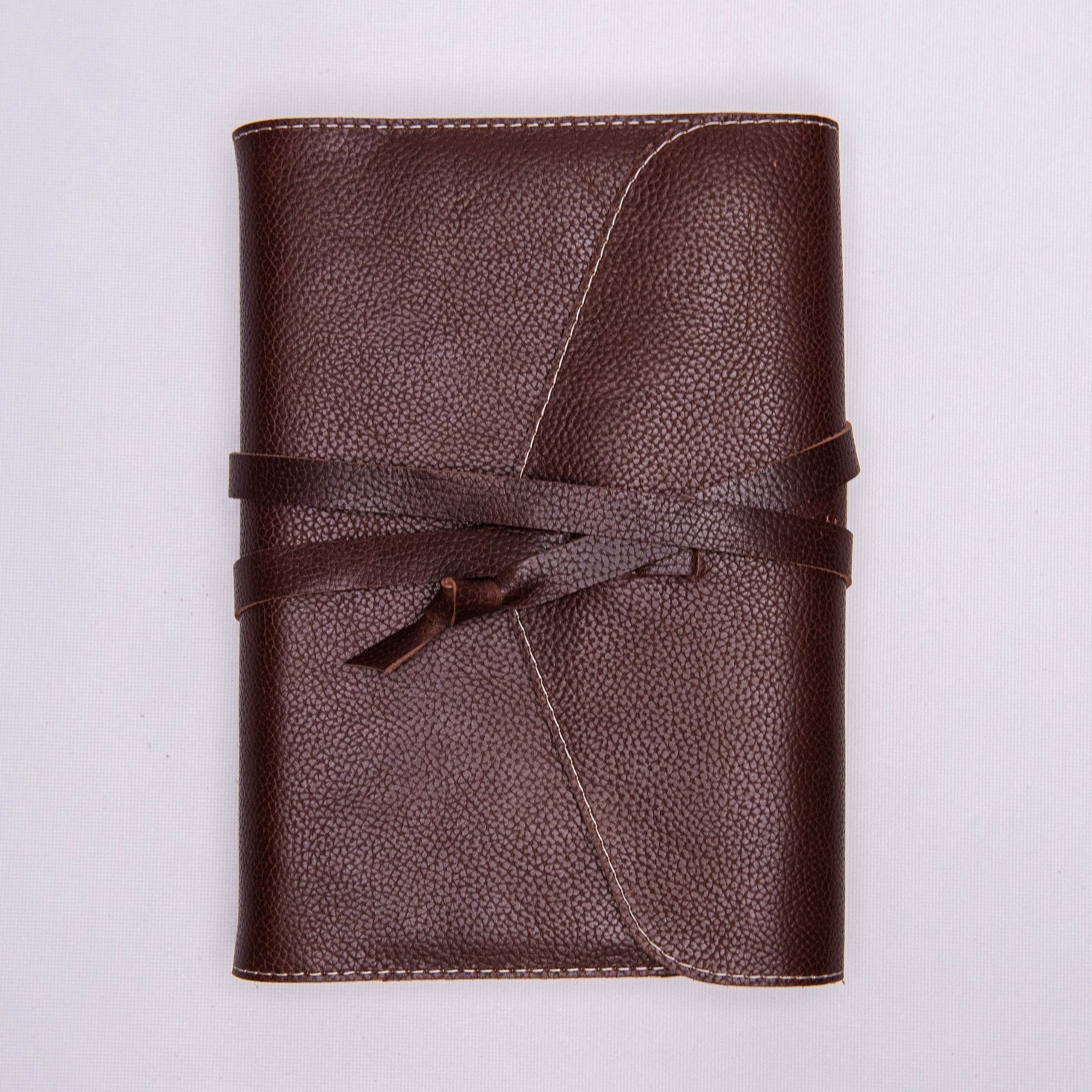 Biblia in husa handmade piele autentica, cu clapeta si snur, marime medie, brown, index, margini aurii, cuv. lui Isus cu rosu [057 SNU]