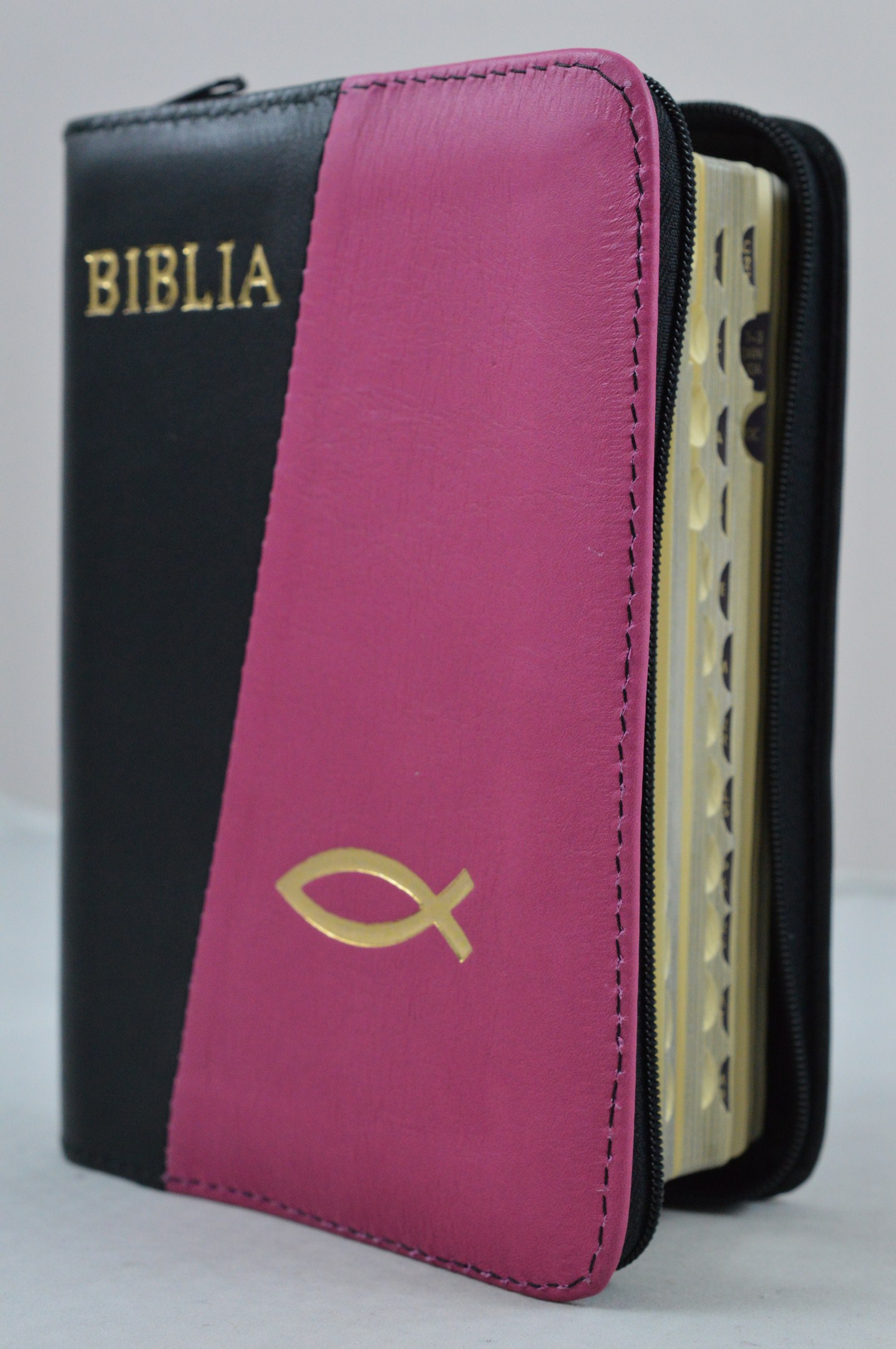 Biblia format mic, din piele, culoare negru/magenta, index, fermoar, margini argintii, cu peste, cuv. lui Isus in rosu [047 PFI]