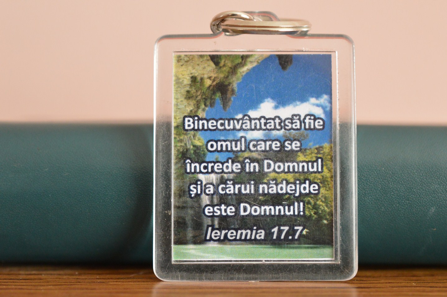 Breloc cu verset biblic fata/verso - Binecuvantat sa fie omul/Urmariti pacea Breloc cu verset biblic fata/verso - Binecuvantat sa fie omul/Urmariti pacea