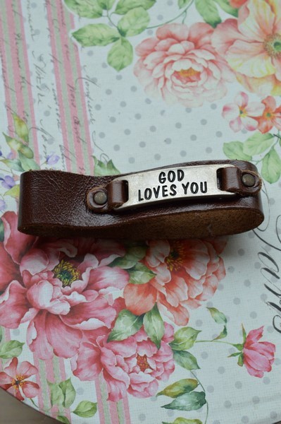 Bratara din piele - God loves you! Bratara din piele - God loves you!