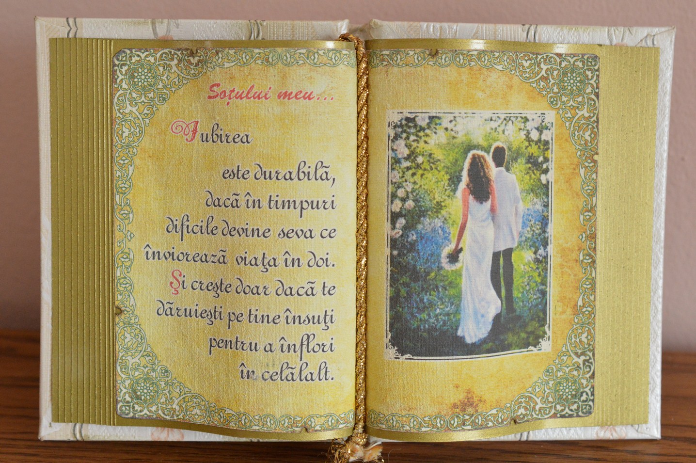 Carte decorativa - Sotului meu... Iubirea este... (14x21 cm) Carte decorativa - Sotului meu... Iubirea este... (14x21 cm)