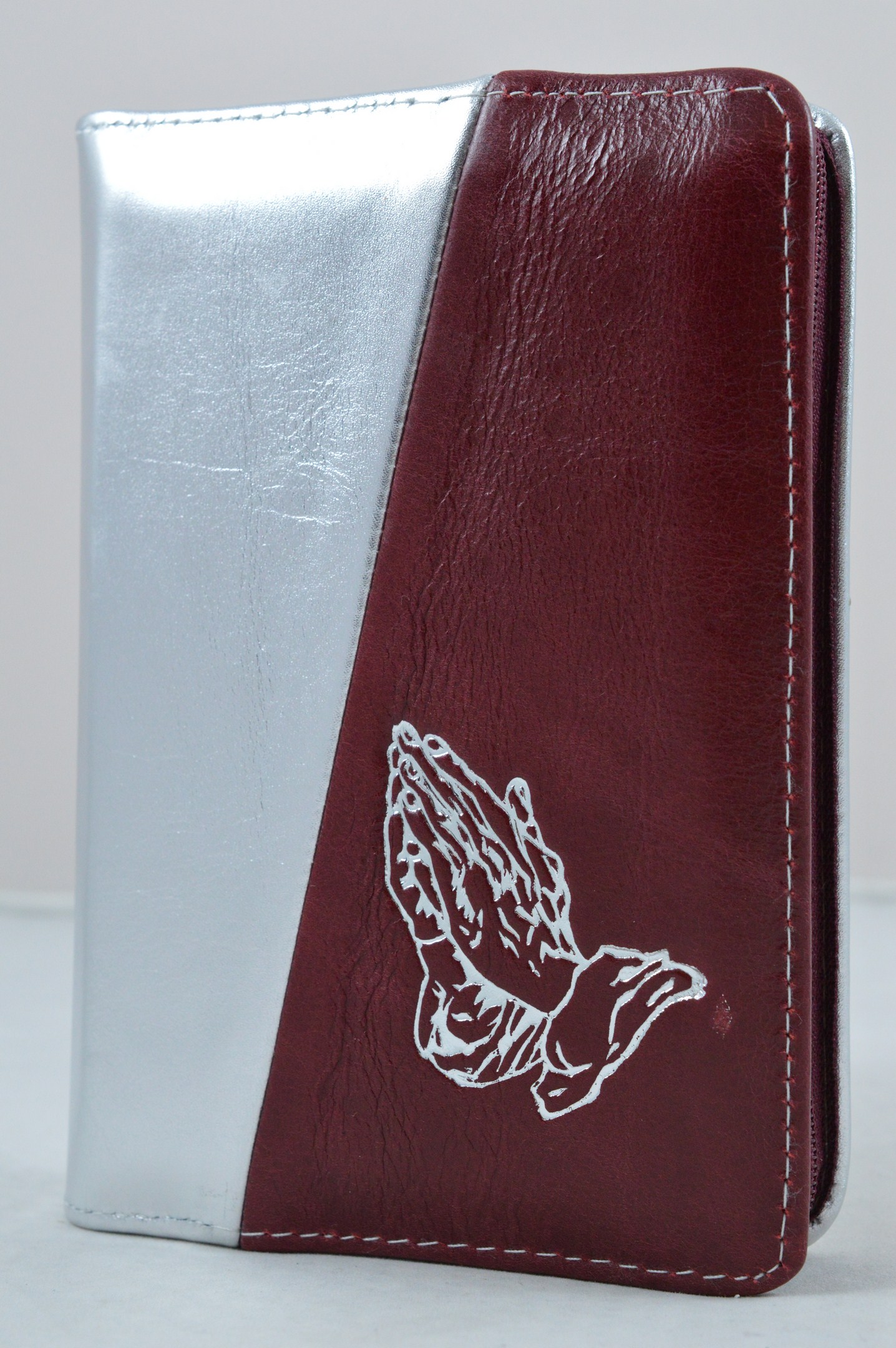 Biblie din piele, dimensiune mica, argintiu cu visiniu, fermoar, simbol maini in ruga, cuv. lui Isus in rosu [043 A]