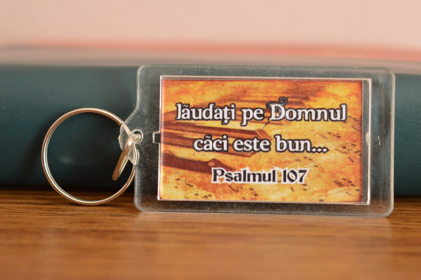 Breloc cu mesaj crestin - Laudati pe Domnul Breloc cu mesaj crestin - Laudati pe Domnul