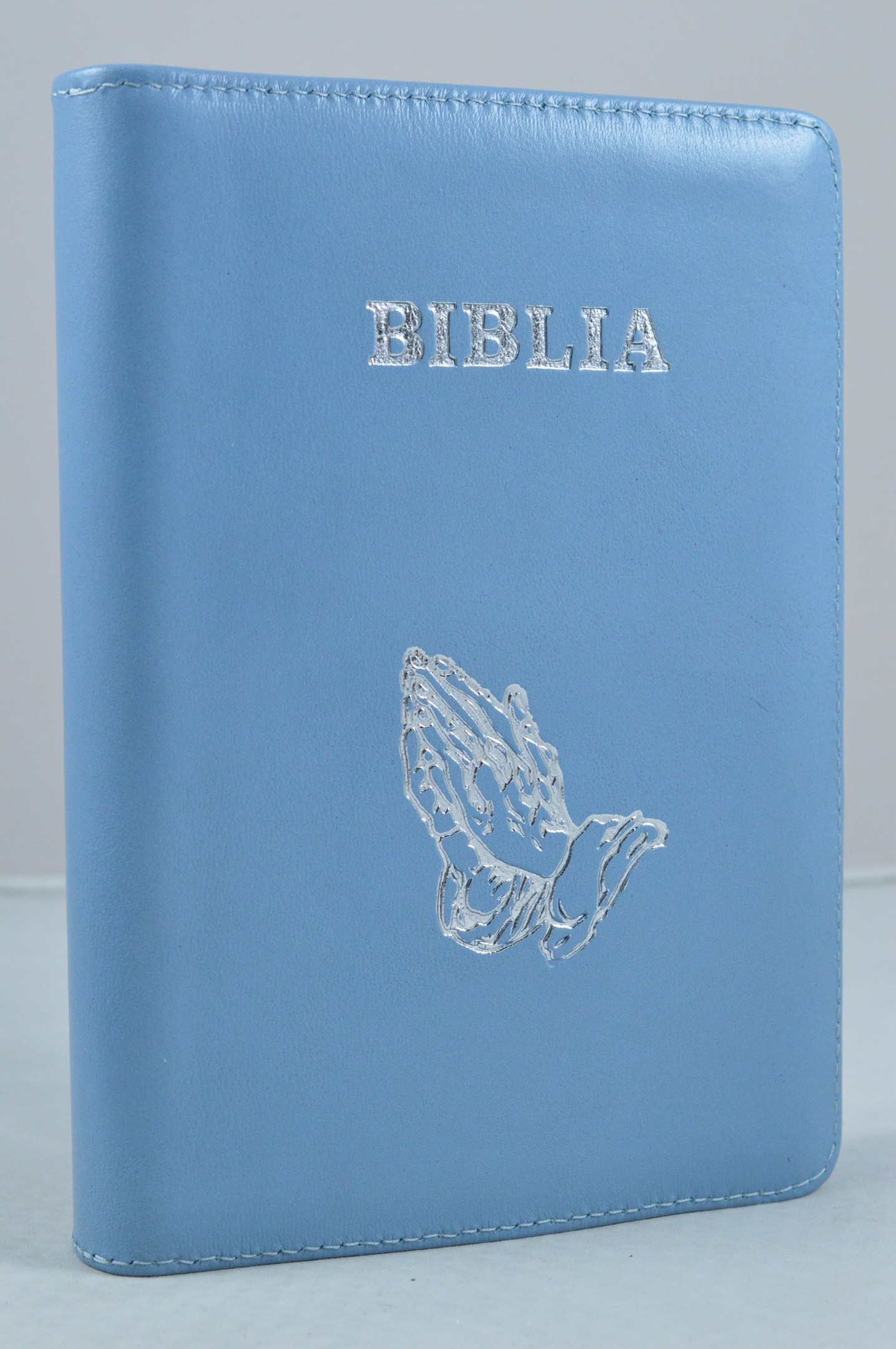 Biblia din piele, medie, albastru deschis, fermoar, aurita, simbol  maini in rugaciune, cuv. lui Isus cu rosu [052]