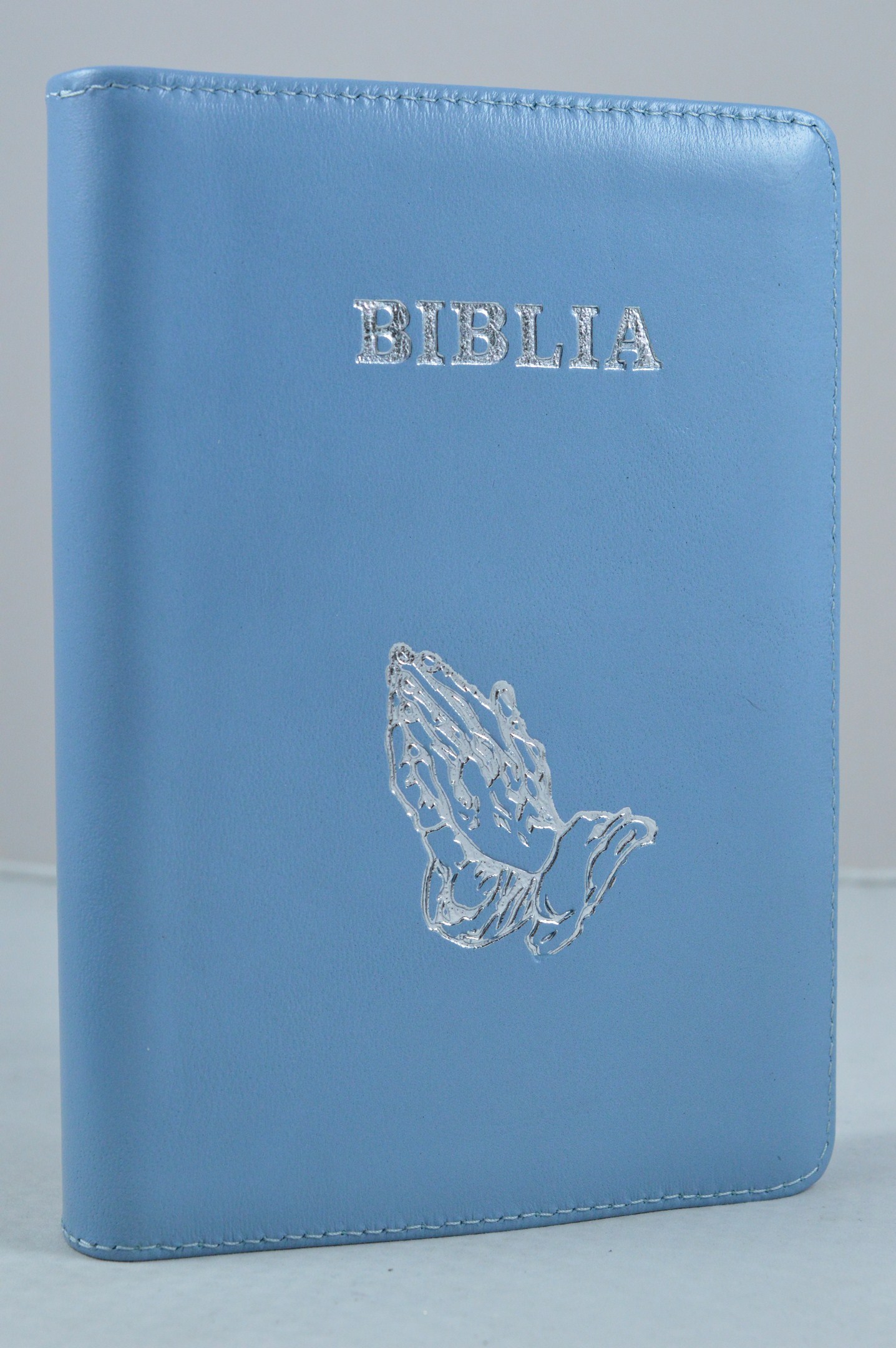 Biblia din piele, medie, albastru deschis, fermoar, argintata, maini in ruga cuv. lui Isus cu rosu [052]