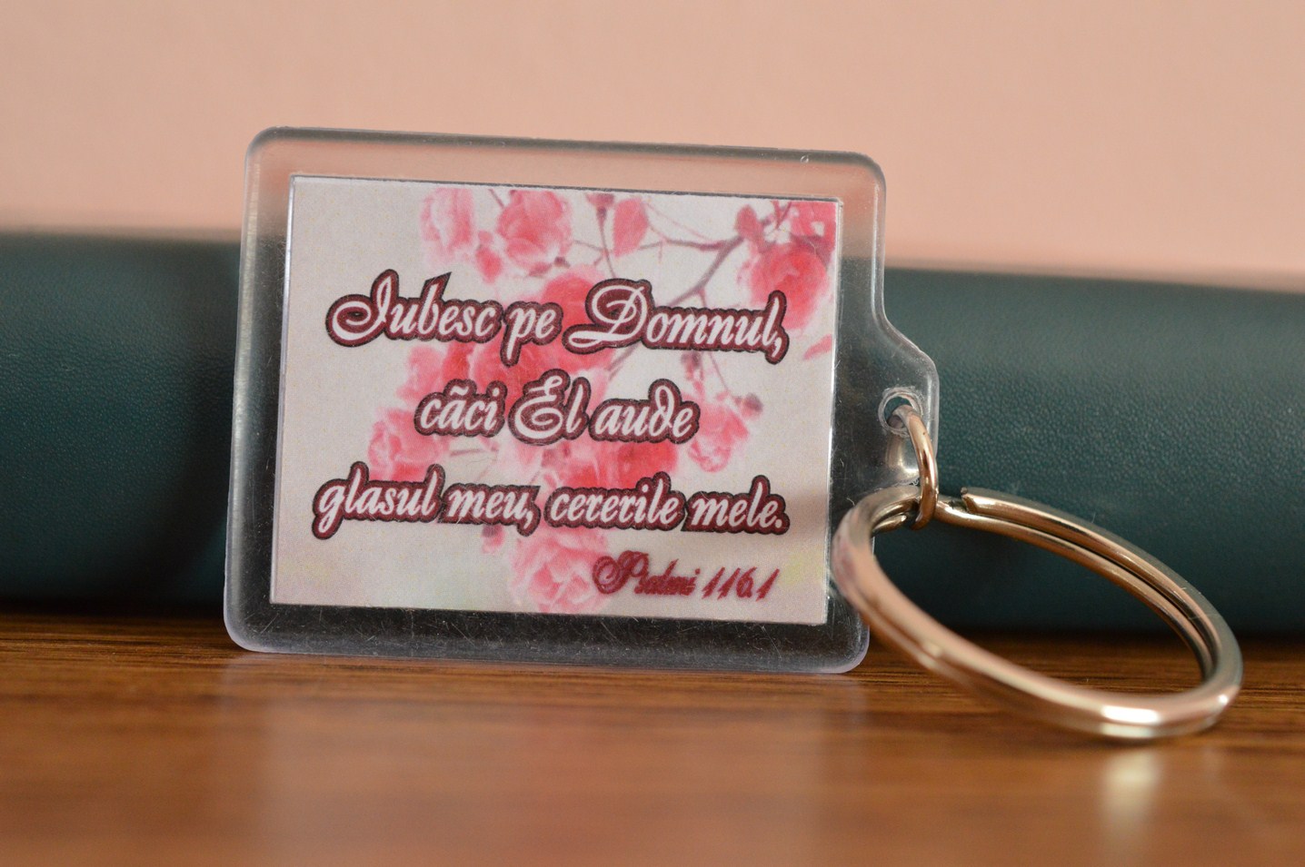 Breloc cu verset biblic fata/verso - Iubesc pe Domnul/Nu te teme Breloc cu verset biblic fata/verso - Iubesc pe Domnul/Nu te teme