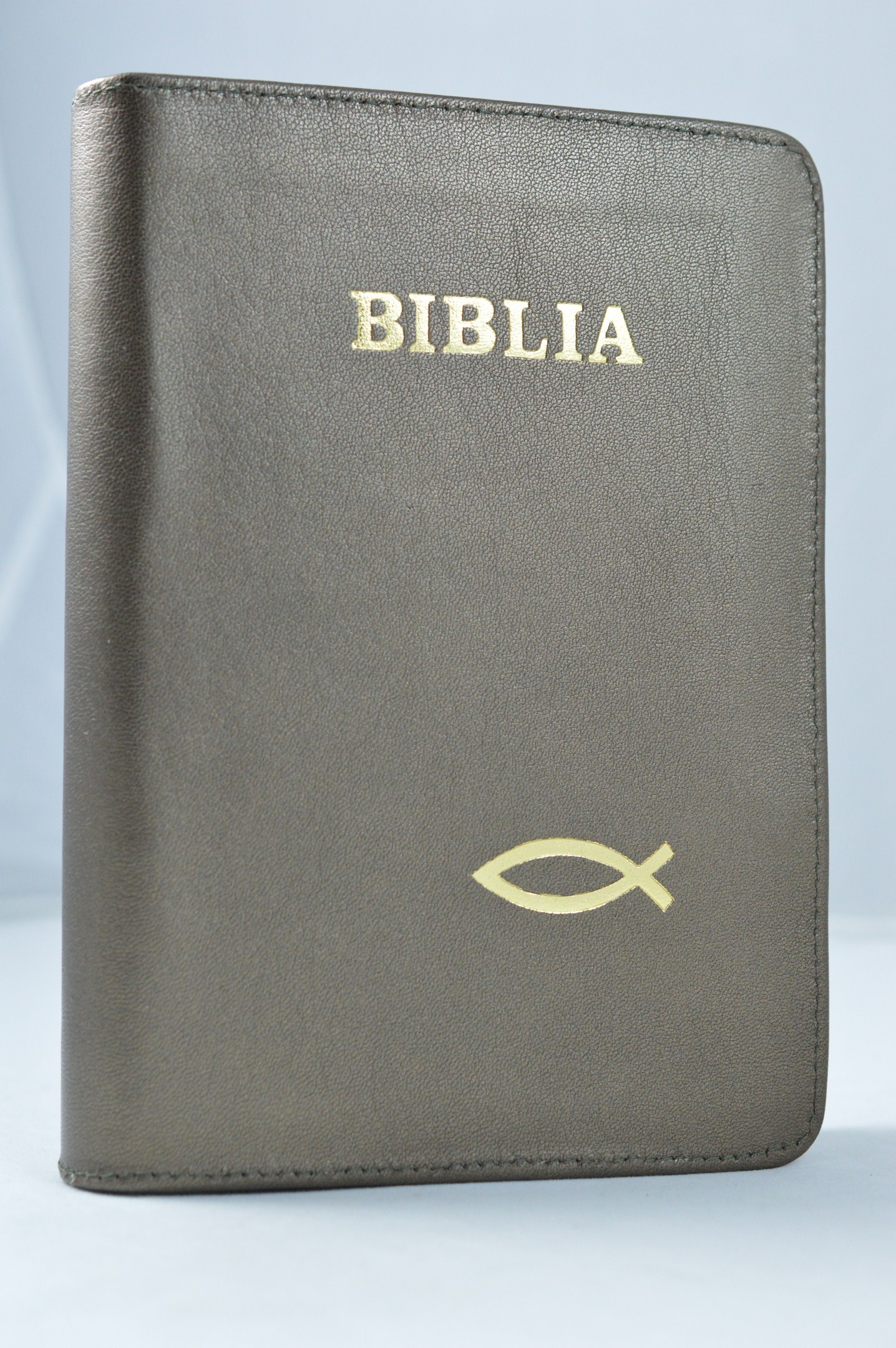 Biblia din piele, marime medie, bronz inchis,cu peste, fermoar, aurita, cuv. lui Isus cu rosu [052]
