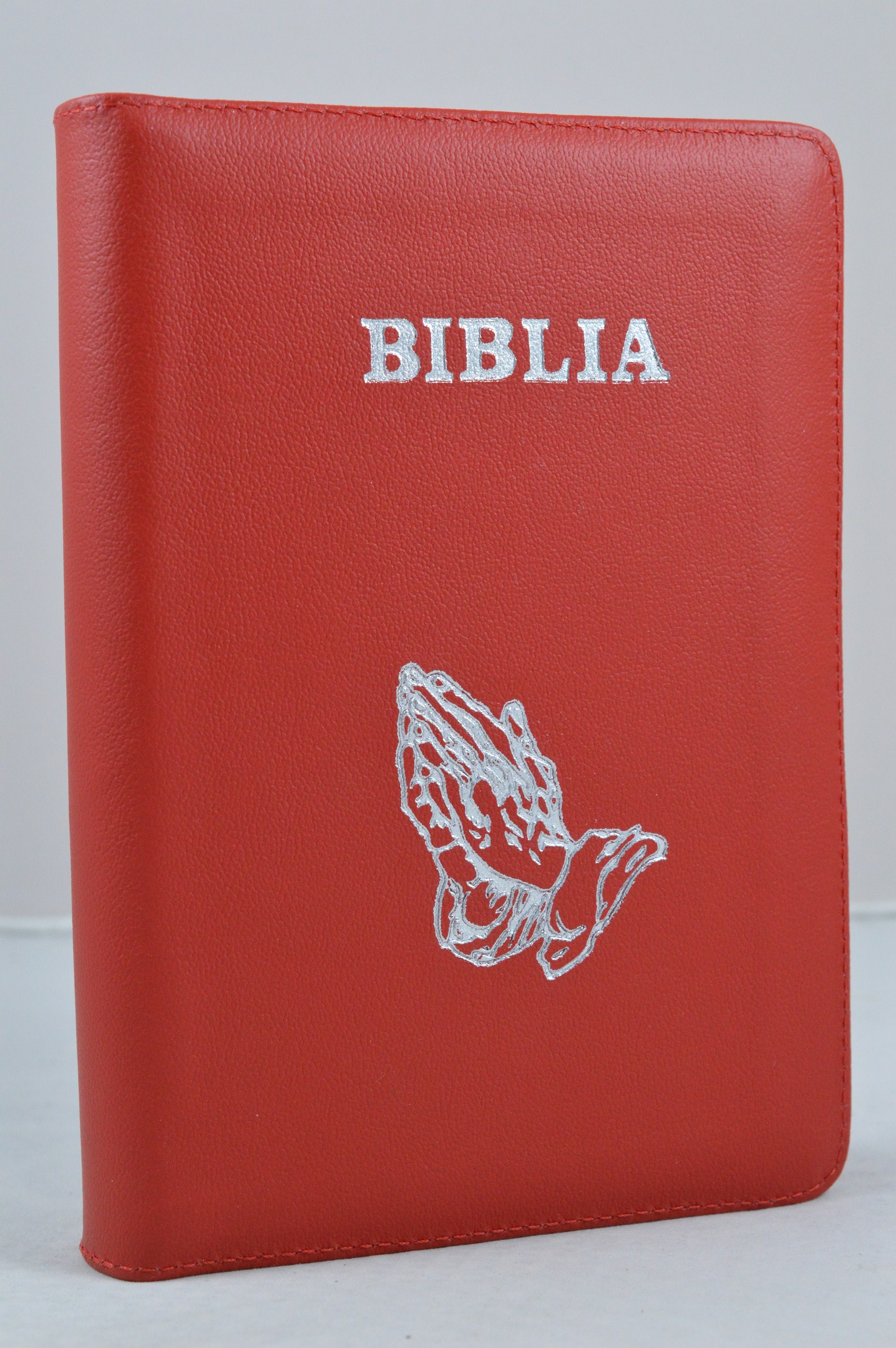 Biblia din piele, medie, rosie , fermoar, argintata, maini in ruga cuv. lui Isus cu rosu [052]