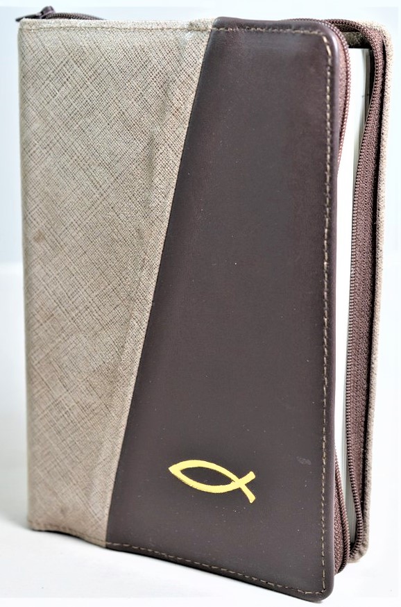 Biblia din piele, marime medie, textura bej/maro, fermoar, simbol peste, cuv. lui Isus cu rosu [053]