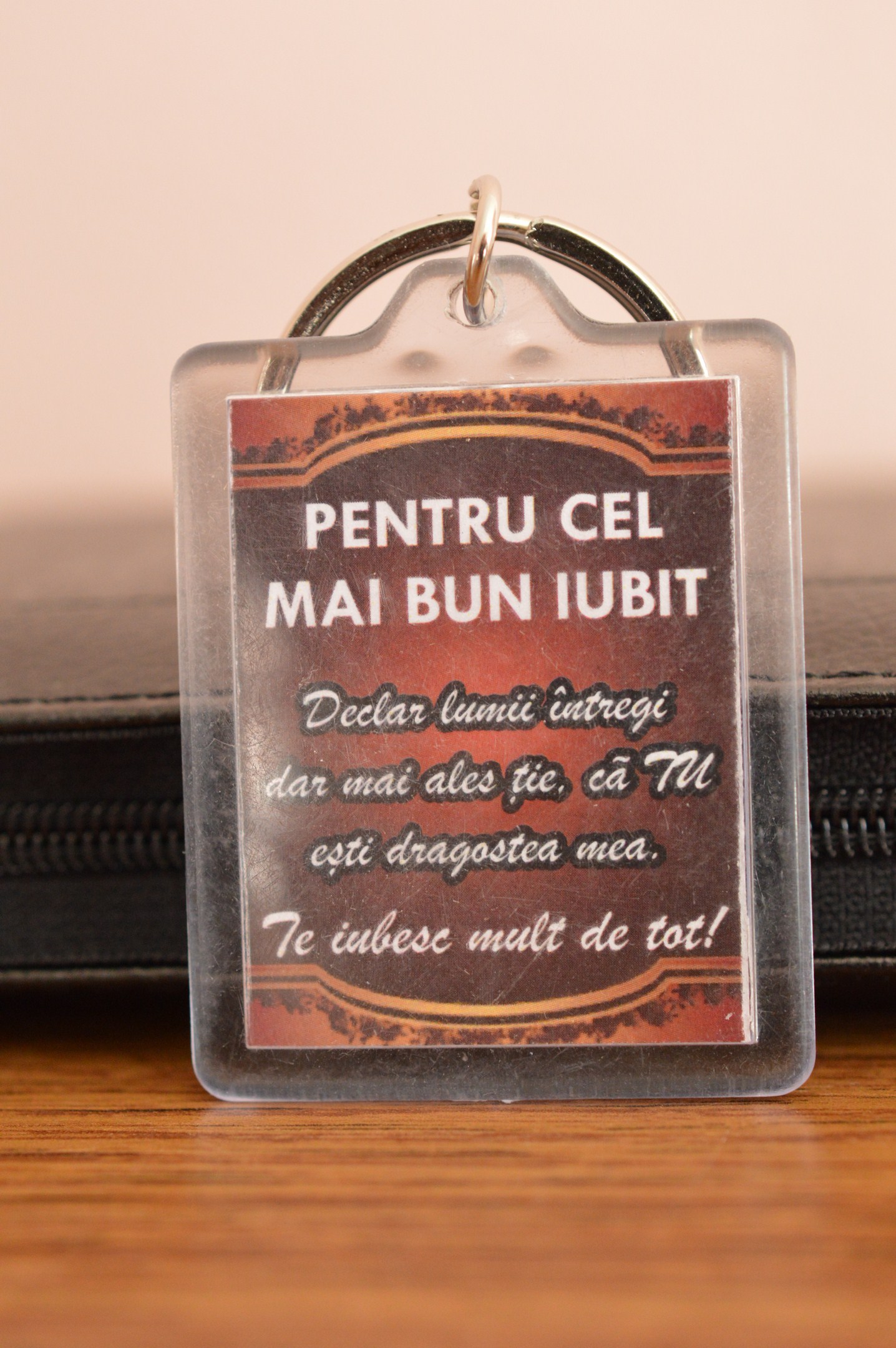 Breloc cu mesaj- Pentru cel mai bun iubit Breloc cu mesaj- Pentru cel mai bun iubit