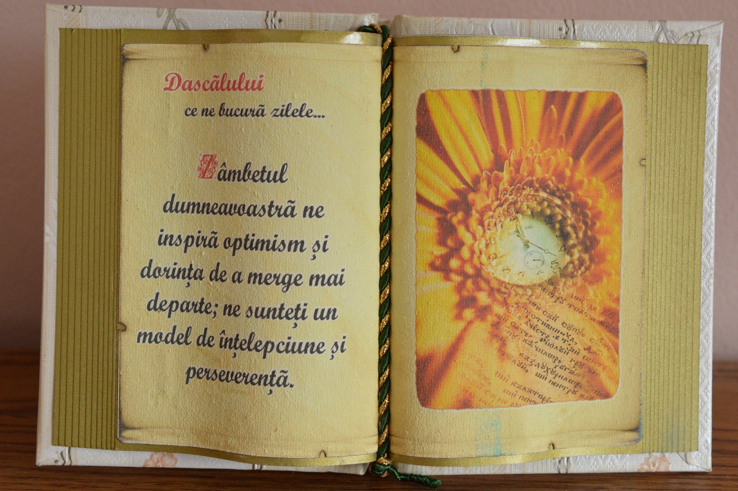 Carte decorativa - Dascalului ce ne bucura zilele... (14x21 cm) Carte decorativa - Dascalului ce ne bucura zilele... (14x21 cm)