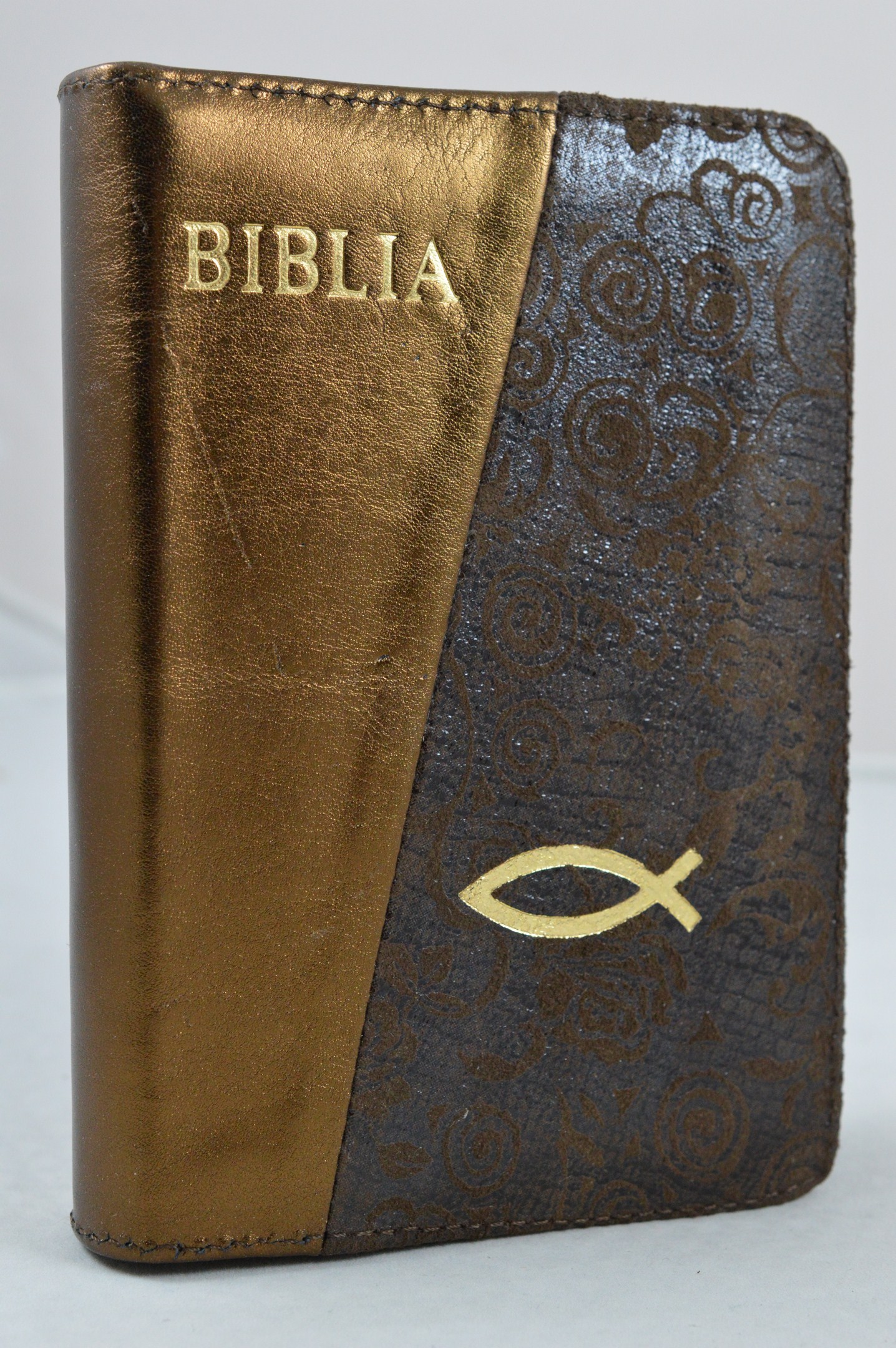 Biblie din piele, dimensiune mica, maro bronz cu maro inchis cu model, fermoar, simbol peste, cuv. lui Isus in rosu [043 A]