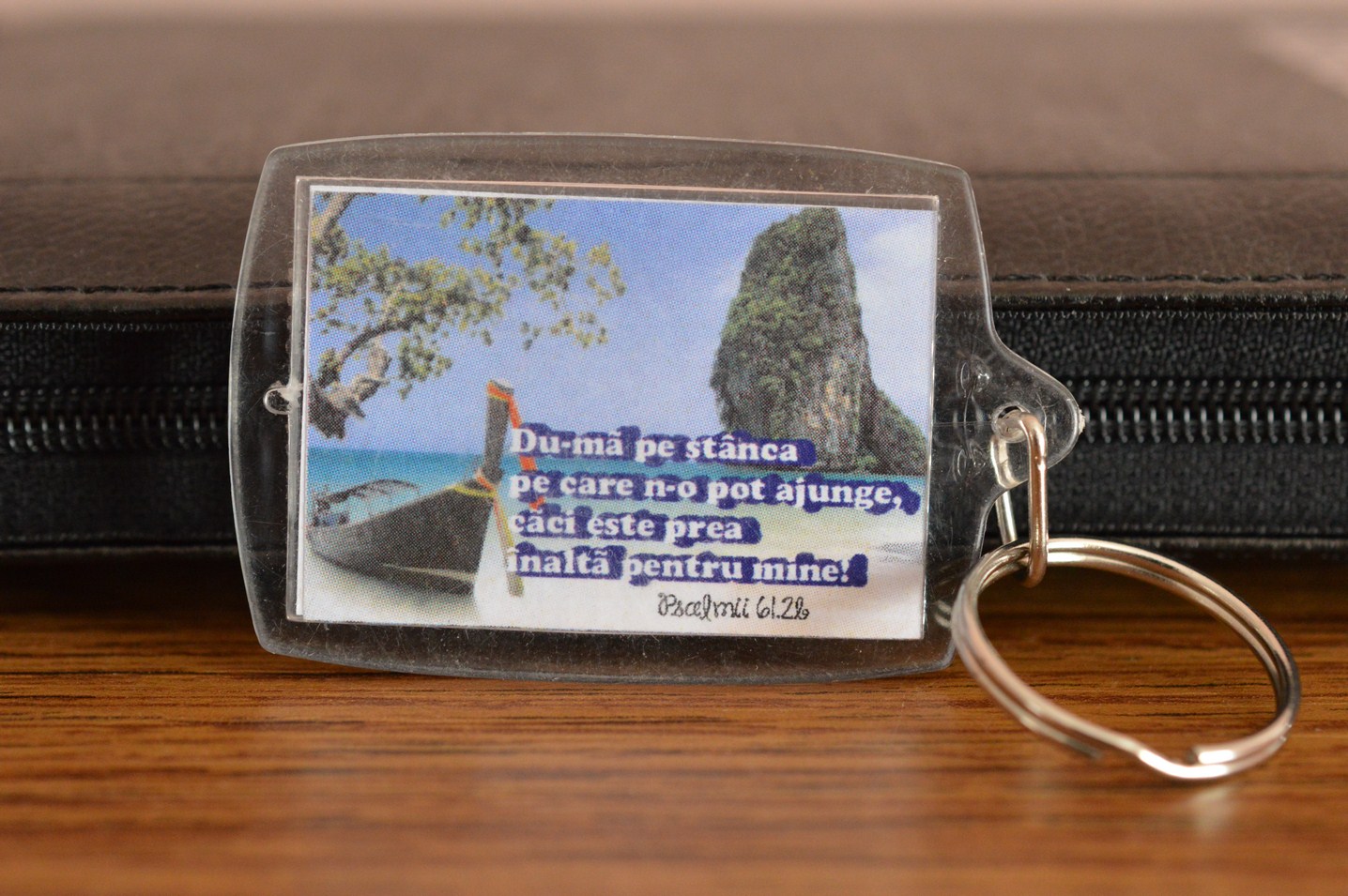 Breloc cu verset biblic fata/verso - Duma pe stanca/Toate lucrurile sunt cu putinta Breloc cu verset biblic fata/verso - Duma pe stanca/Toate lucrurile sunt cu putinta