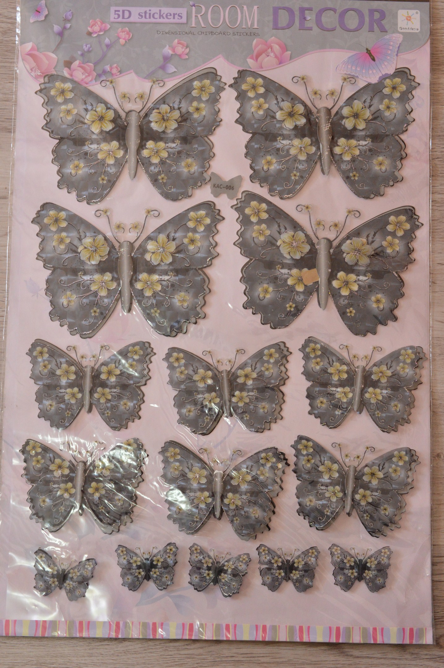 Fluturi decorativi 5D (set 15 buc) gri cu floricele Fluturi decorativi 5D (set 15 buc) gri cu floricele