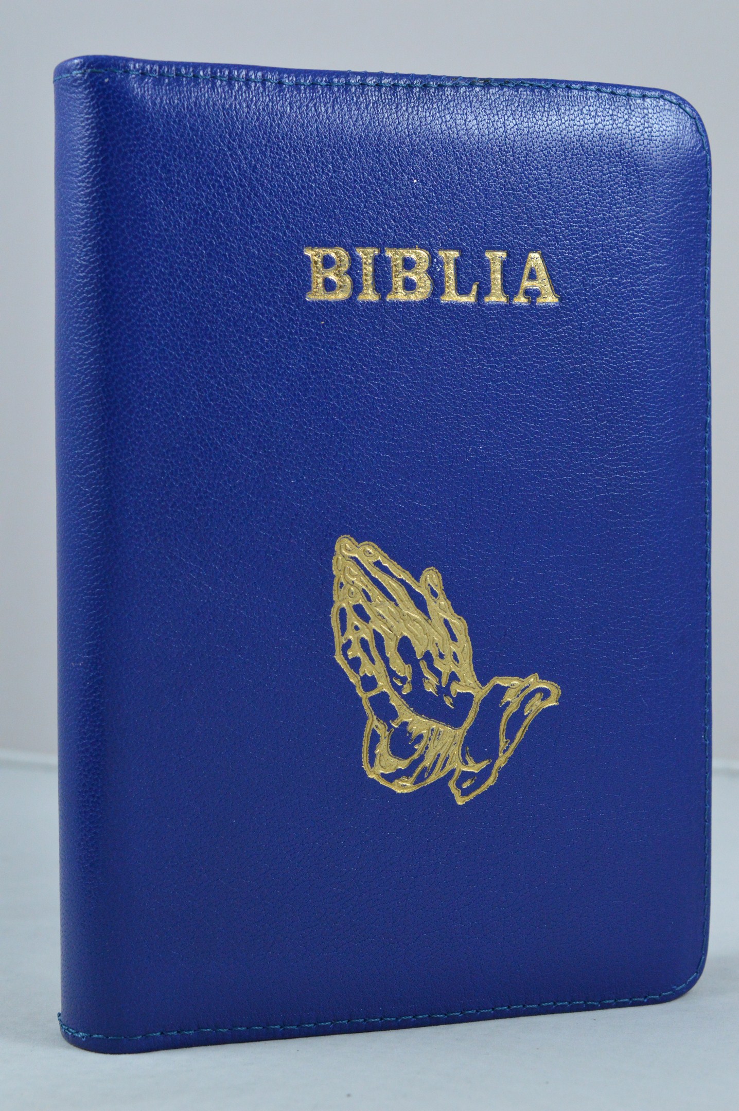Biblia din piele, medie, albastru , fermoar, argintata, maini in ruga cuv. lui Isus cu rosu [052]