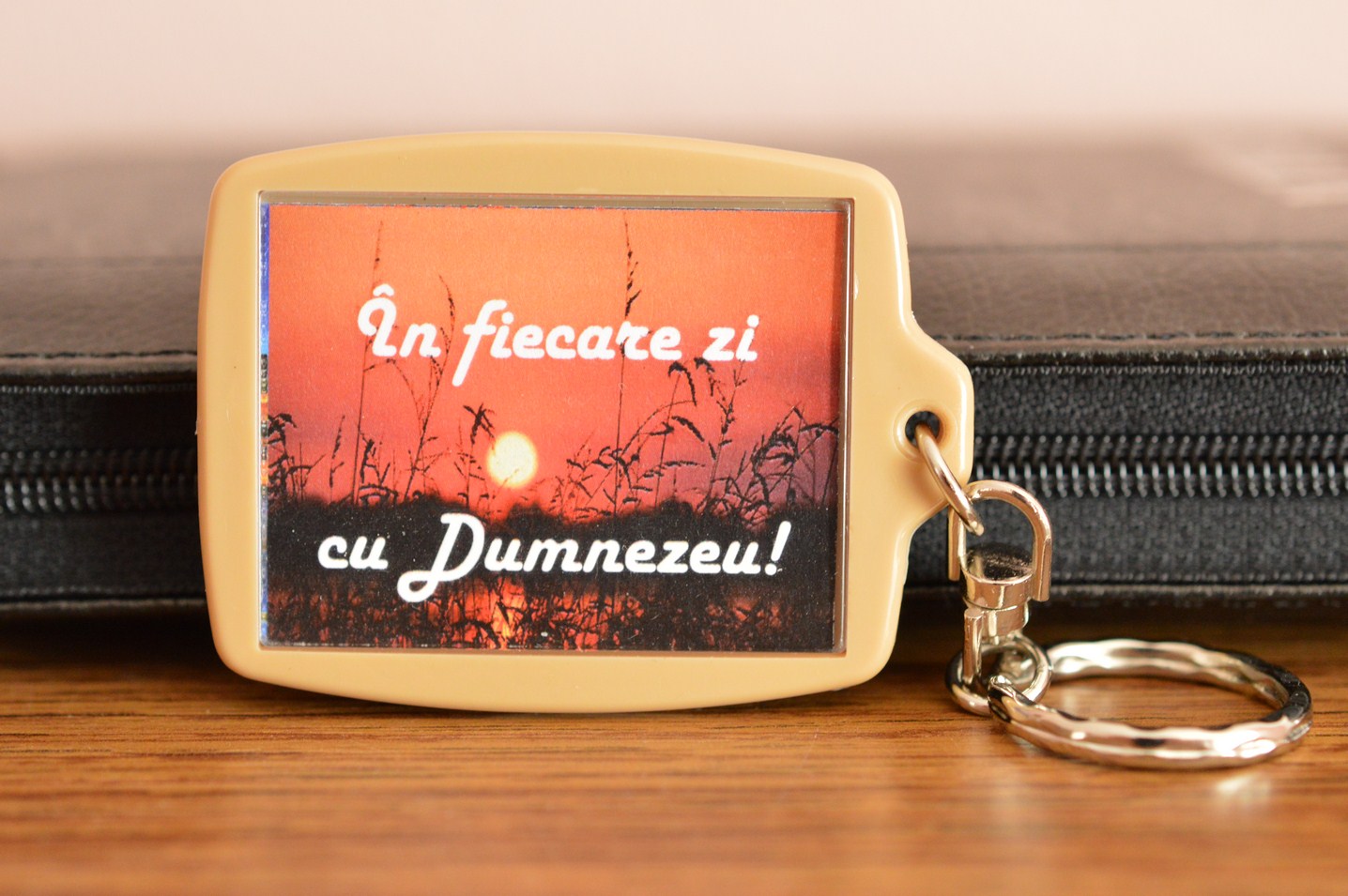 Breloc rama color, In fiecare zi cu Dumnezeu/Rascumparati vremea! Breloc rama color, In fiecare zi cu Dumnezeu/Rascumparati vremea!